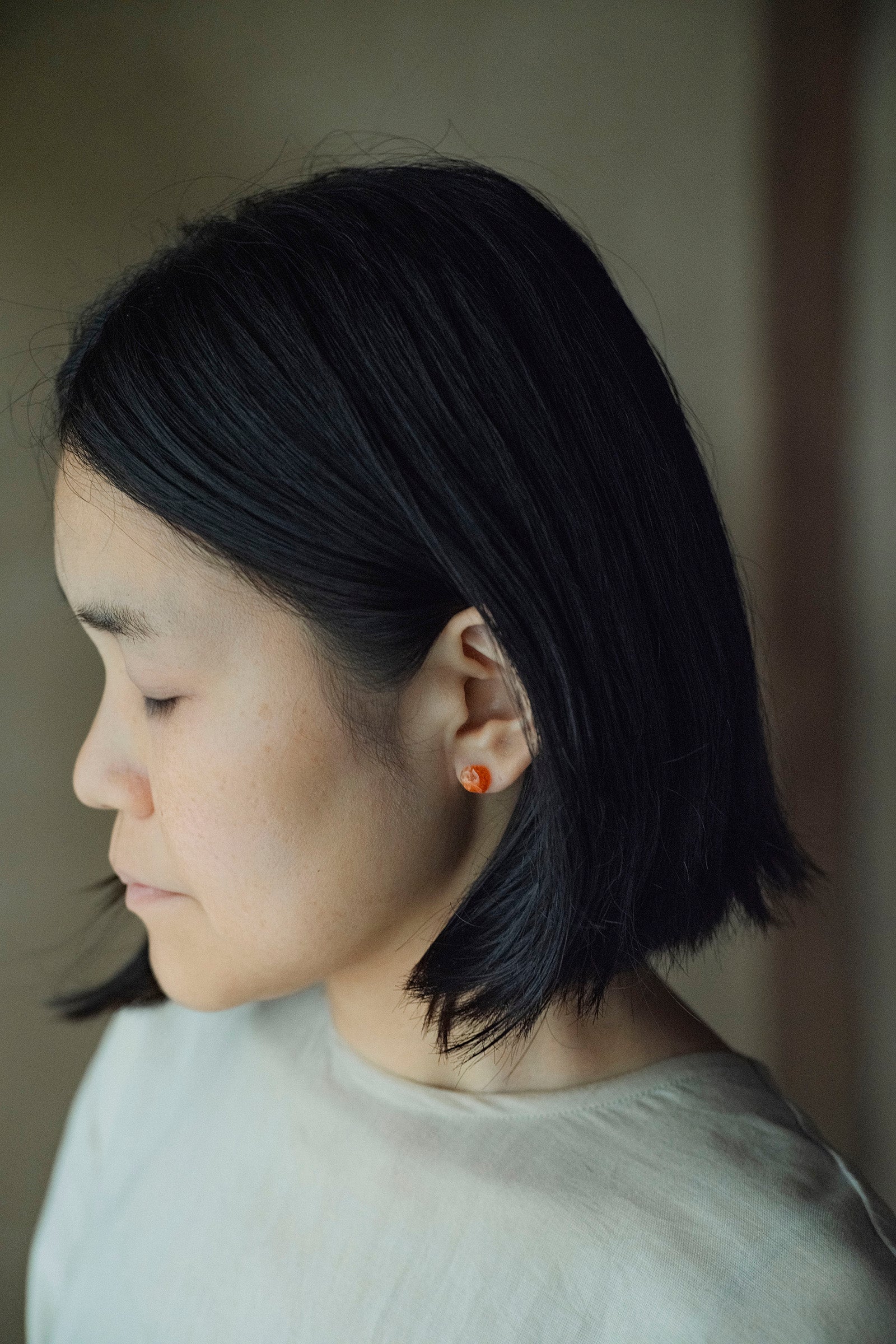 18K carnelian rough stone earrings (pair)