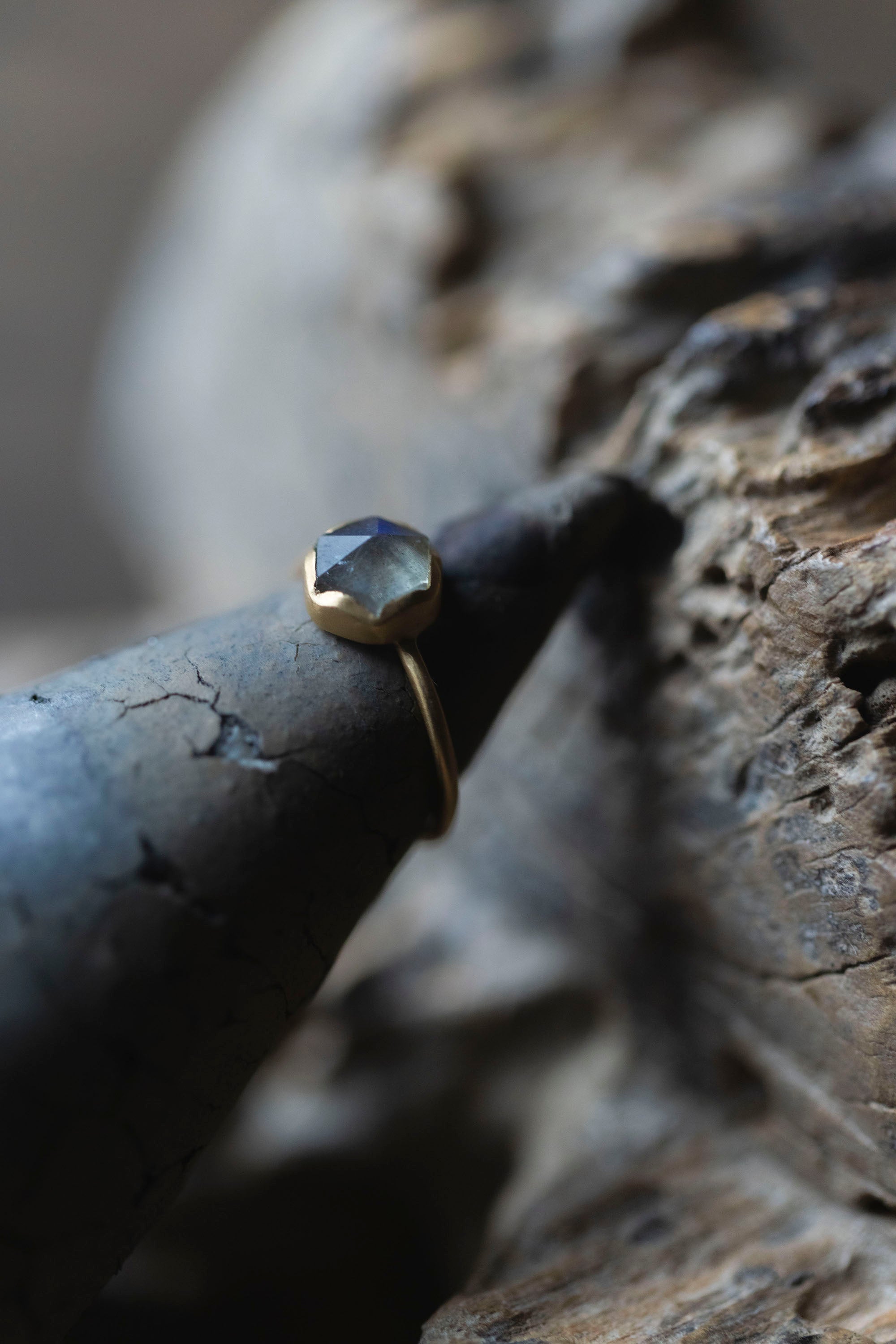 18K hexagon ring 1mm (labradorite)