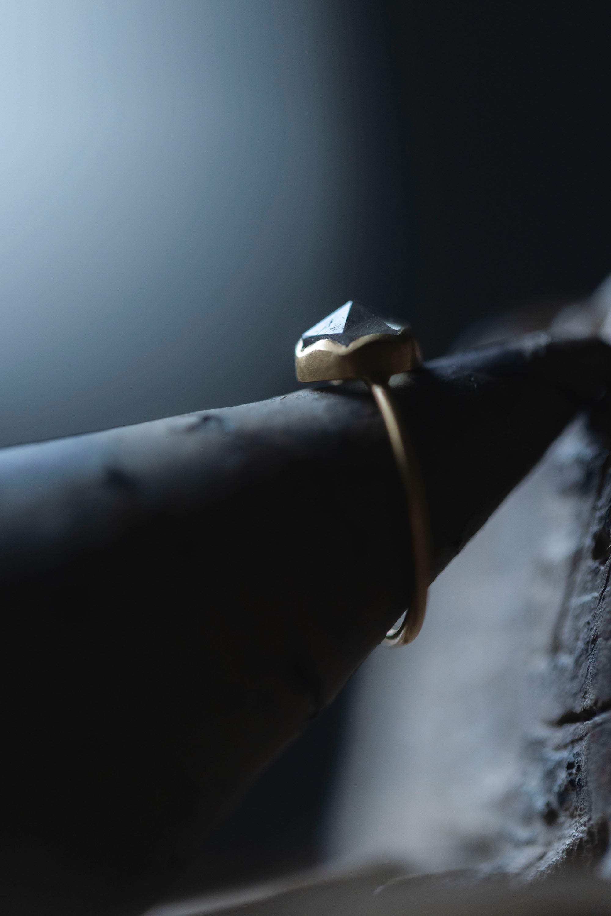 18K hexagon ring 1mm (labradorite)