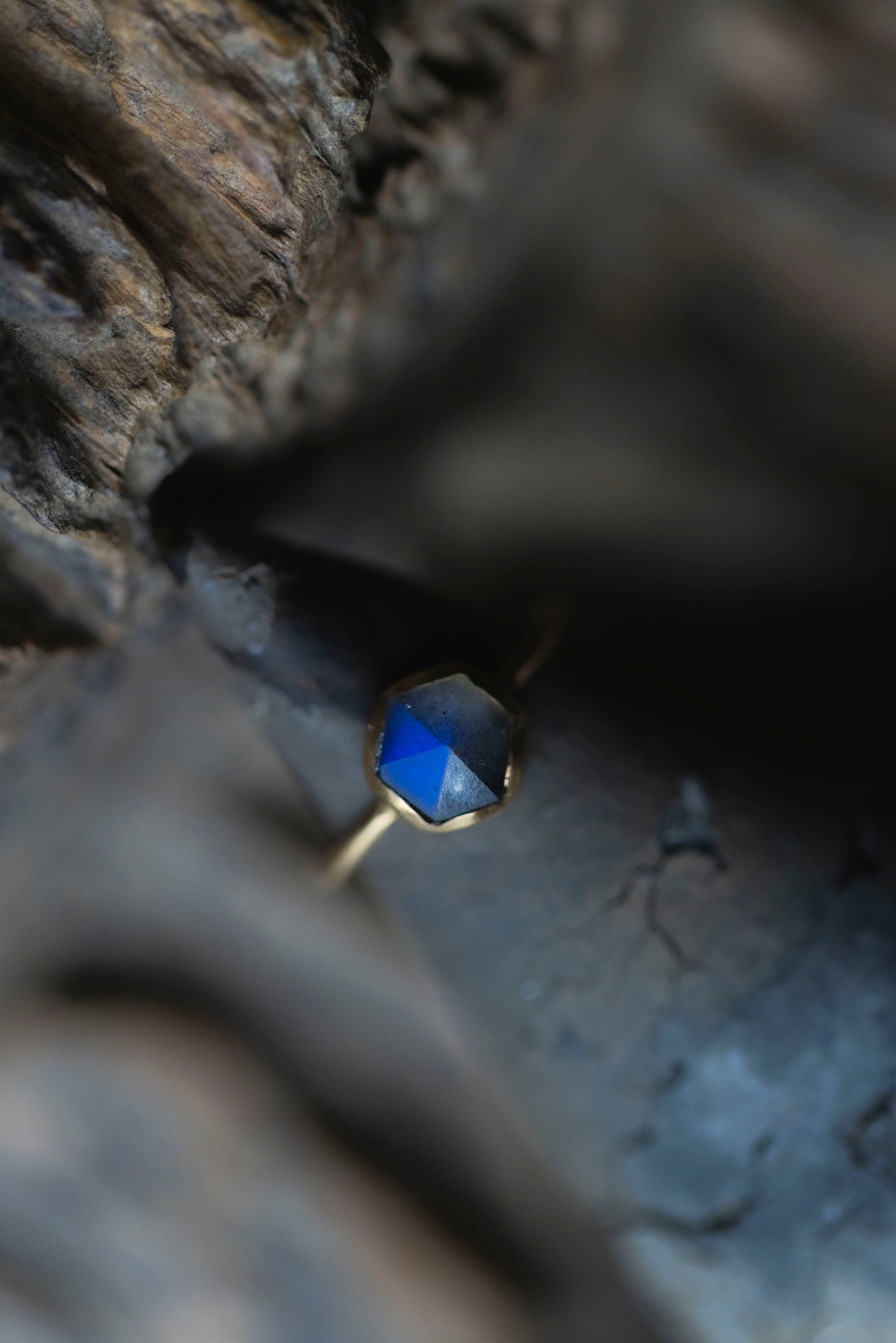 18K hexagon ring 1mm (labradorite)