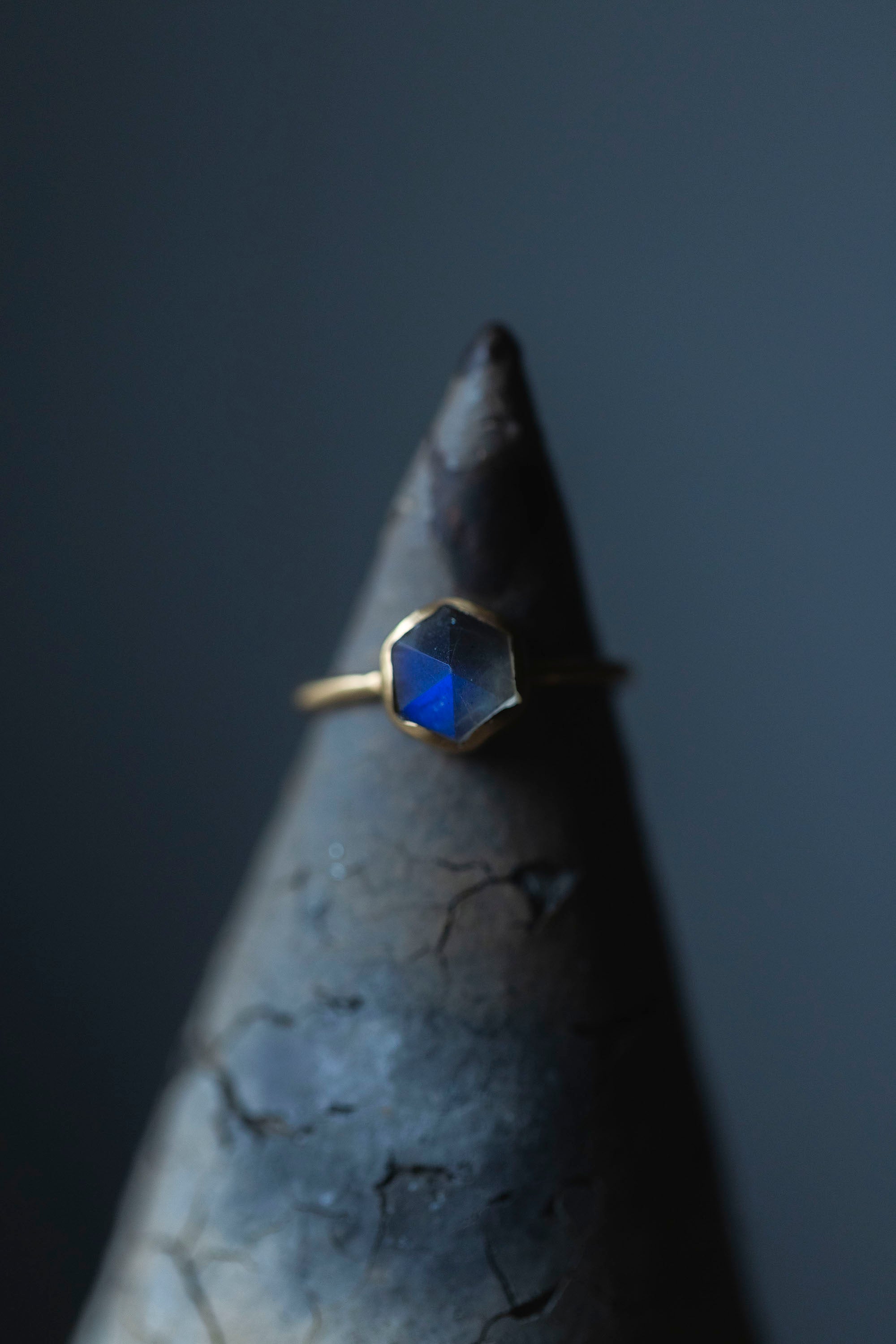 18K hexagon ring 1mm (labradorite)