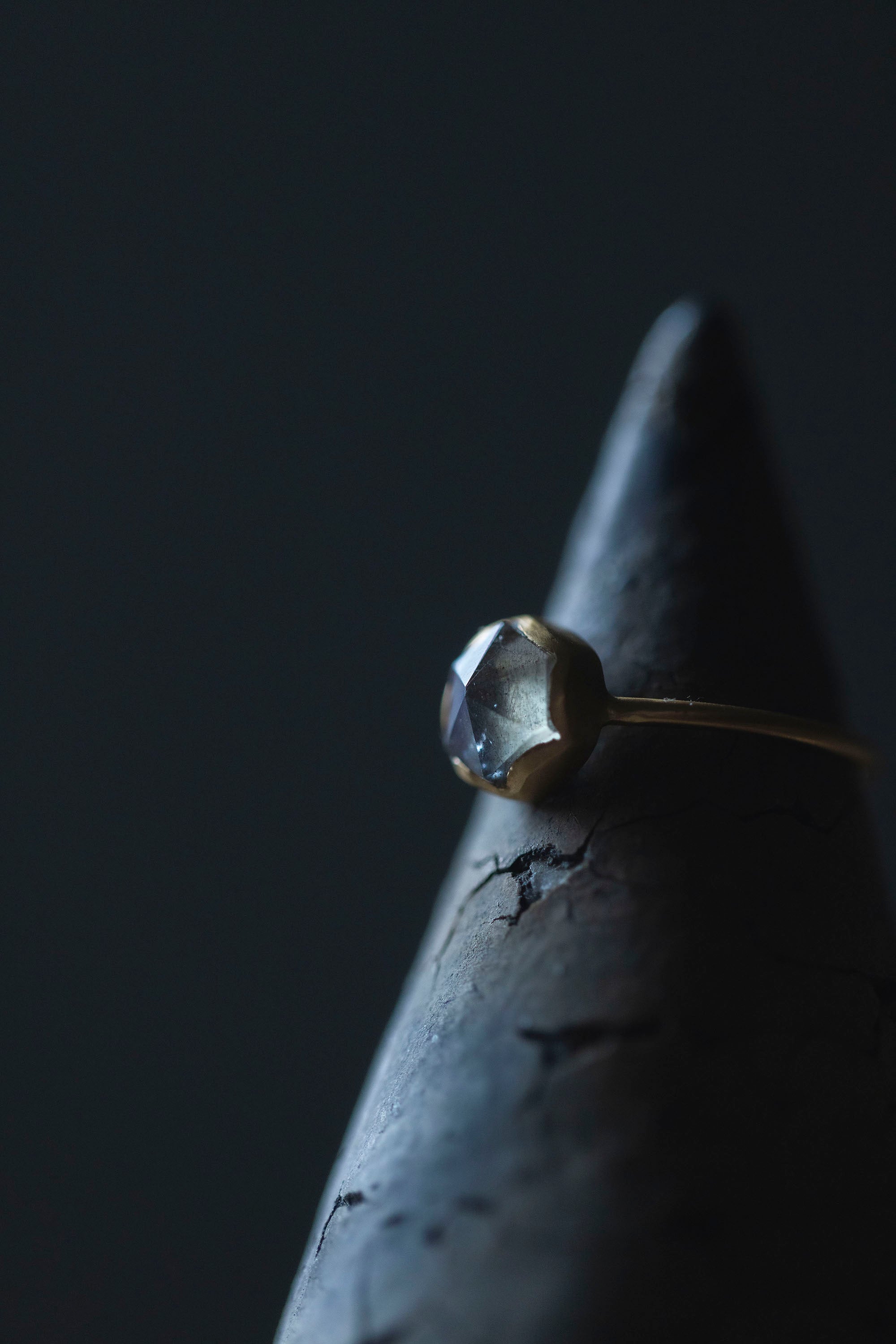 18K hexagon ring 1mm (labradorite)
