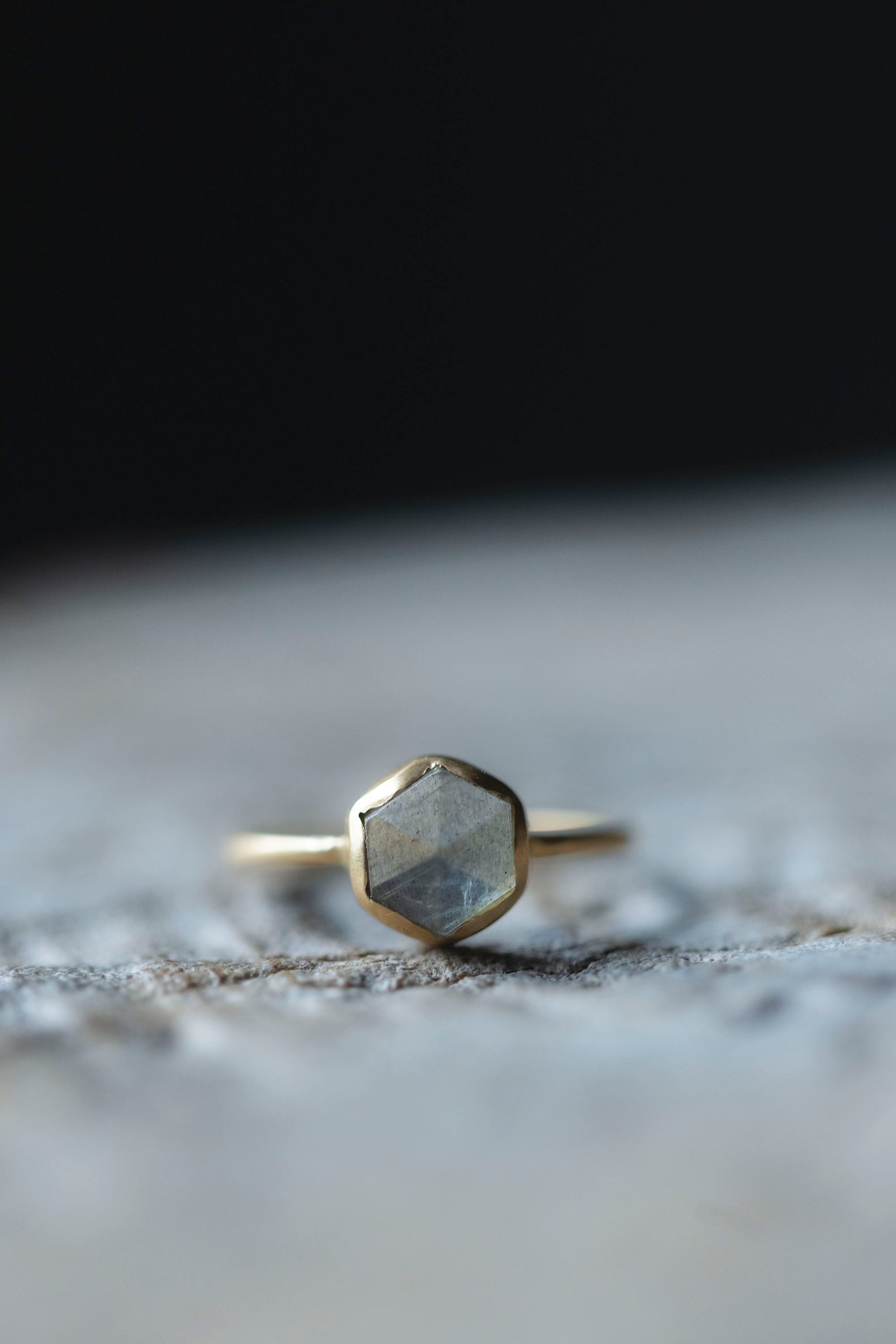 18K hexagon ring 1mm (labradorite)