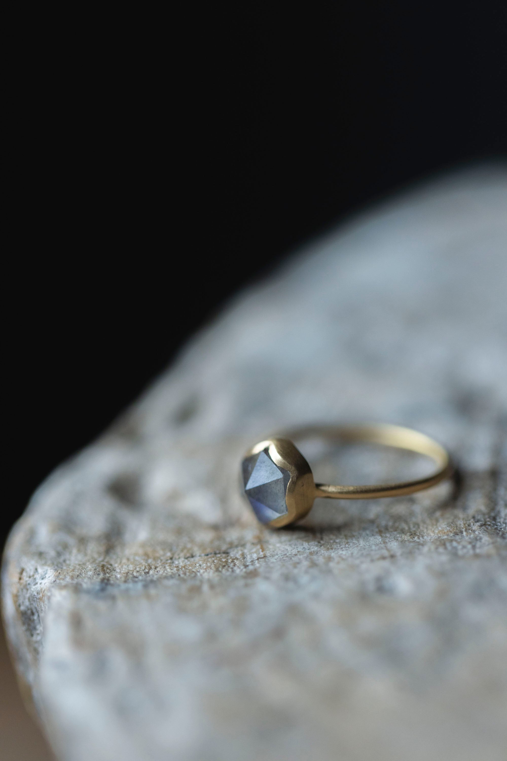 18K hexagon ring 1mm (labradorite)