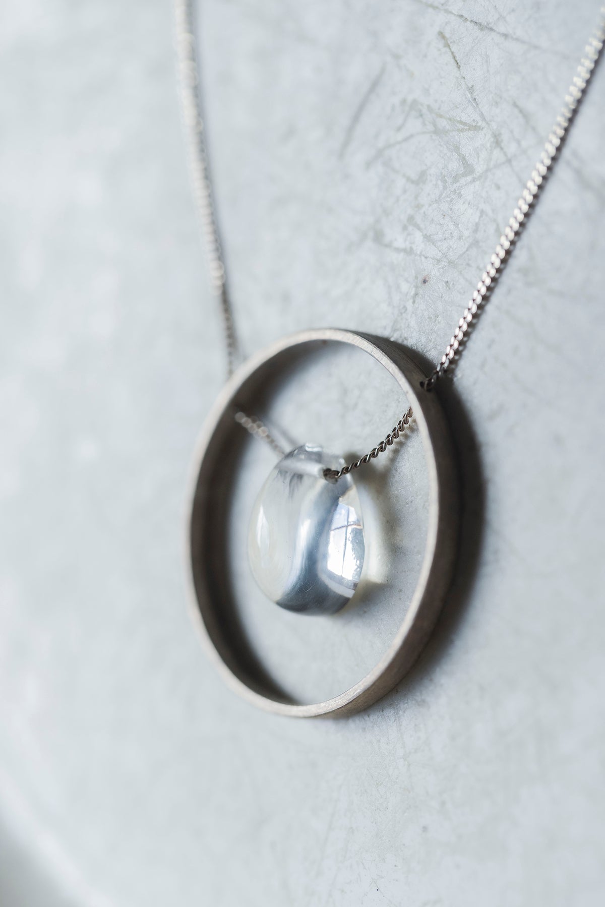 silver necklace silver circle top ( quartz )