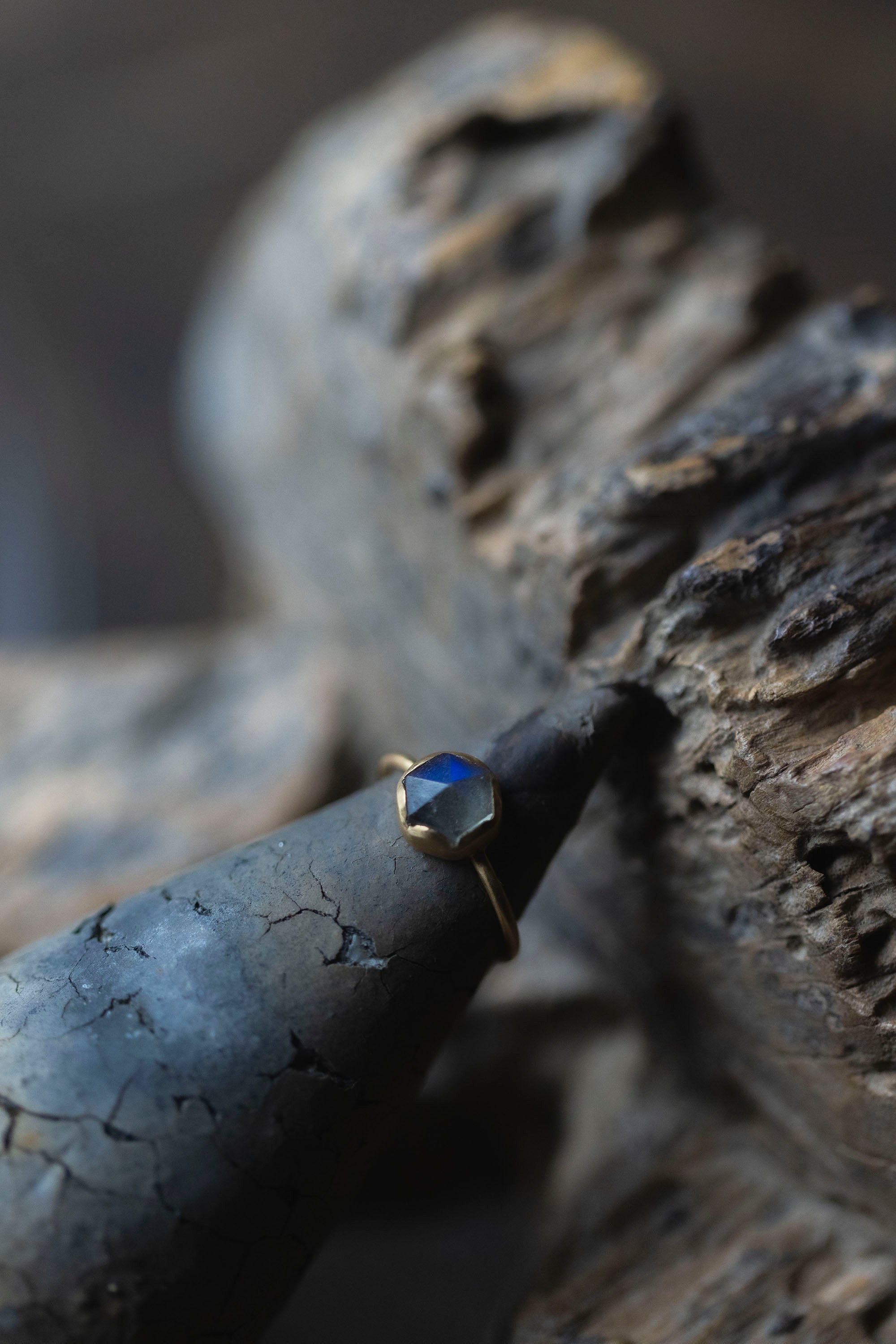 18K hexagon ring 1mm (labradorite)
