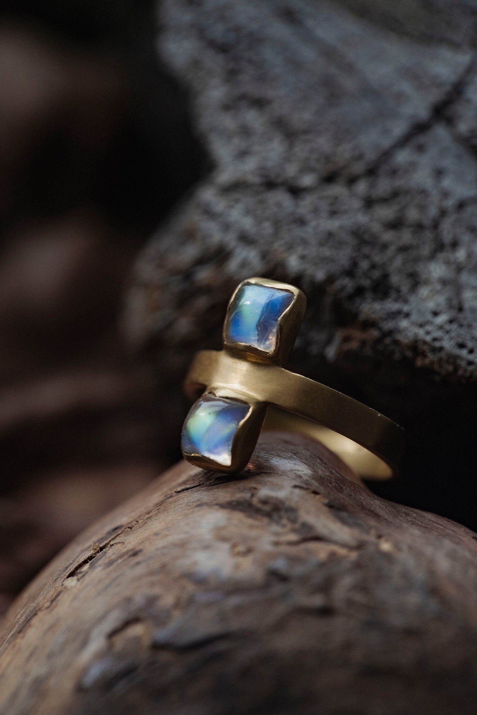 18K flat band ring ( rainbowmoonstone)
