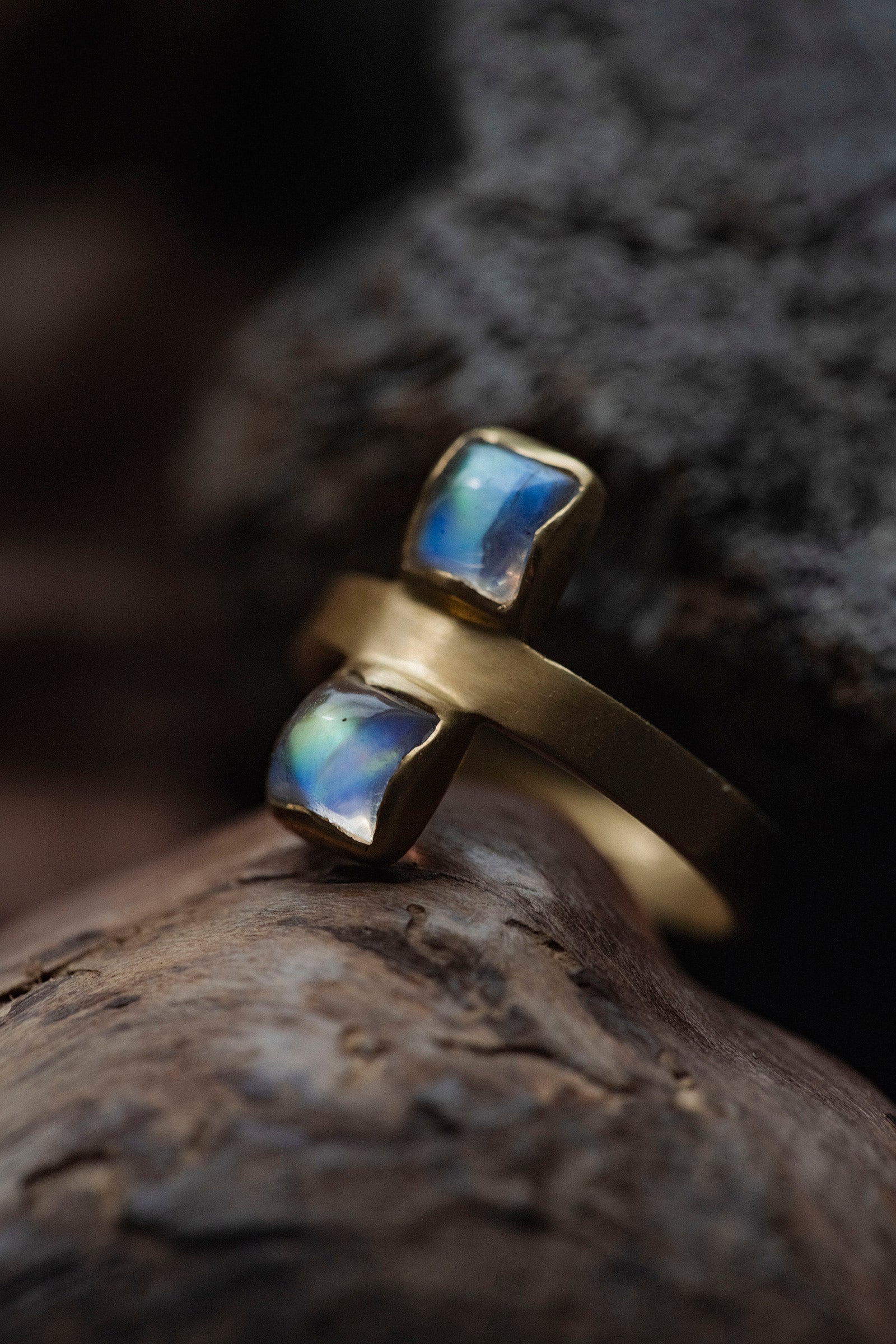 18K flat band ring ( rainbowmoonstone)