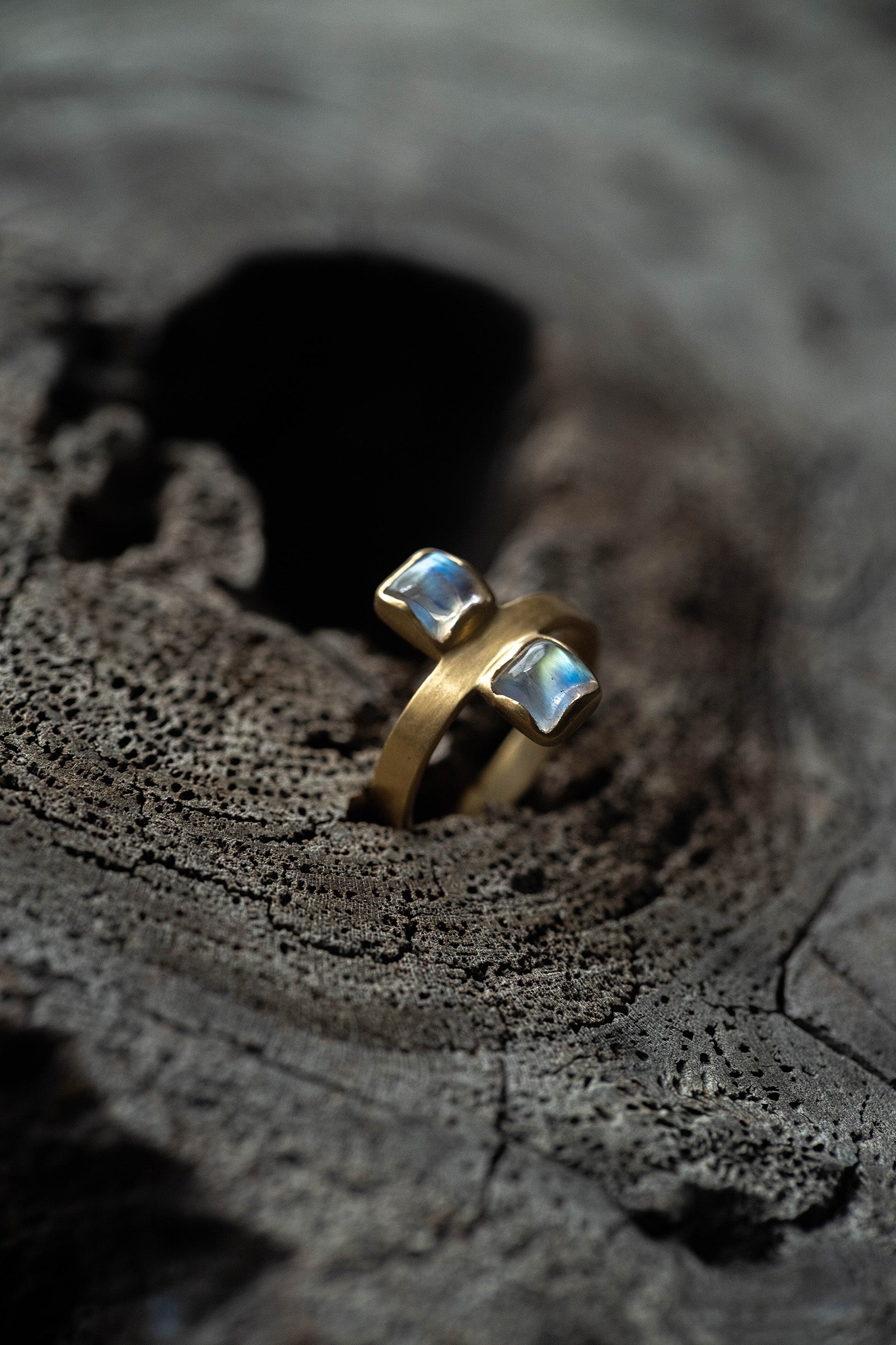 18K flat band ring ( rainbowmoonstone)
