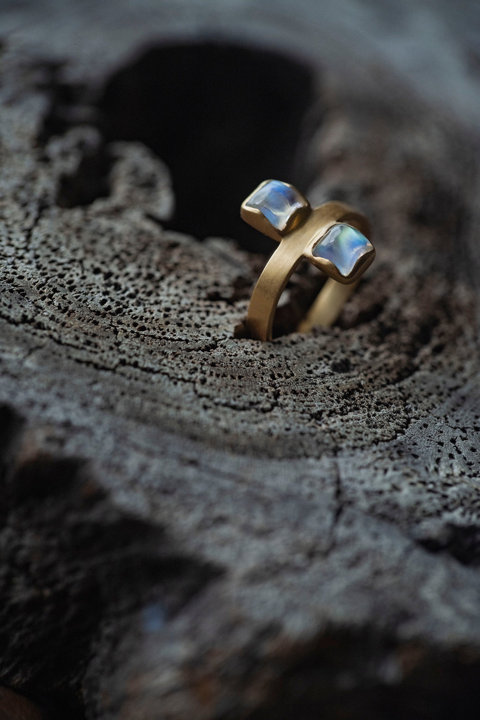 18K flat band ring ( rainbowmoonstone)