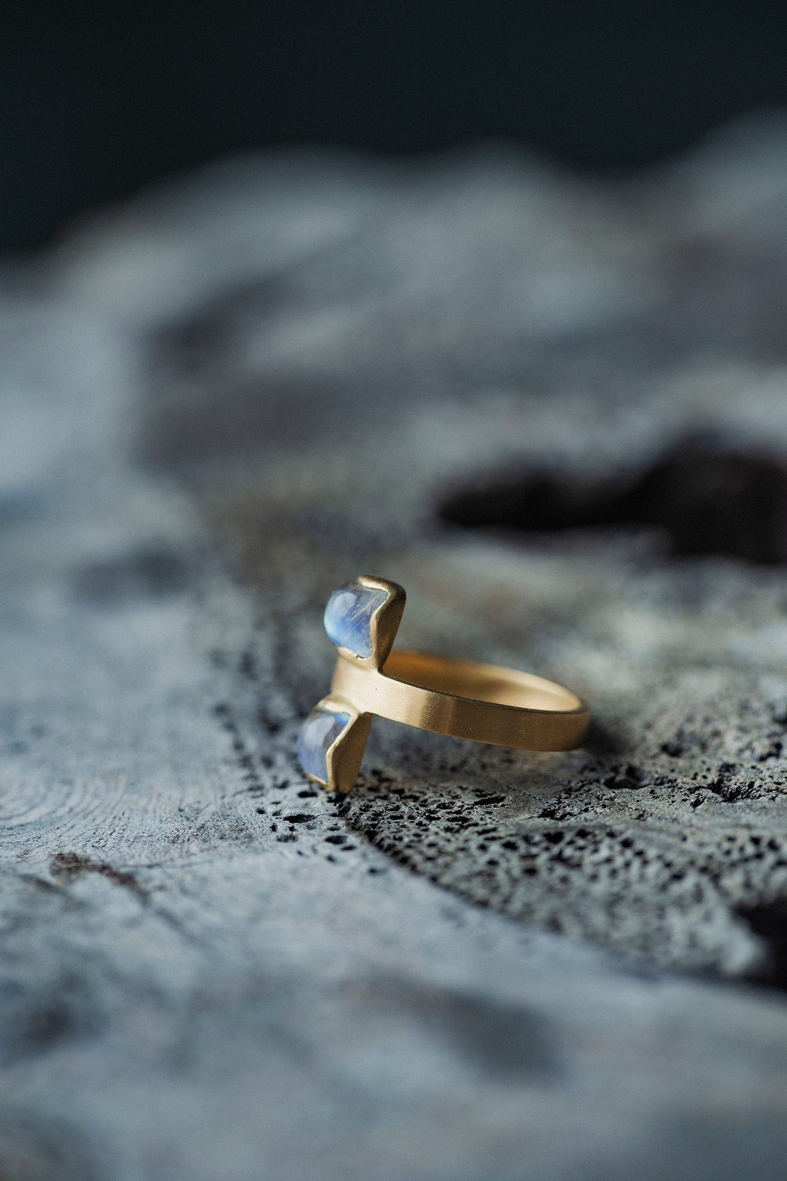 18K flat band ring ( rainbowmoonstone)
