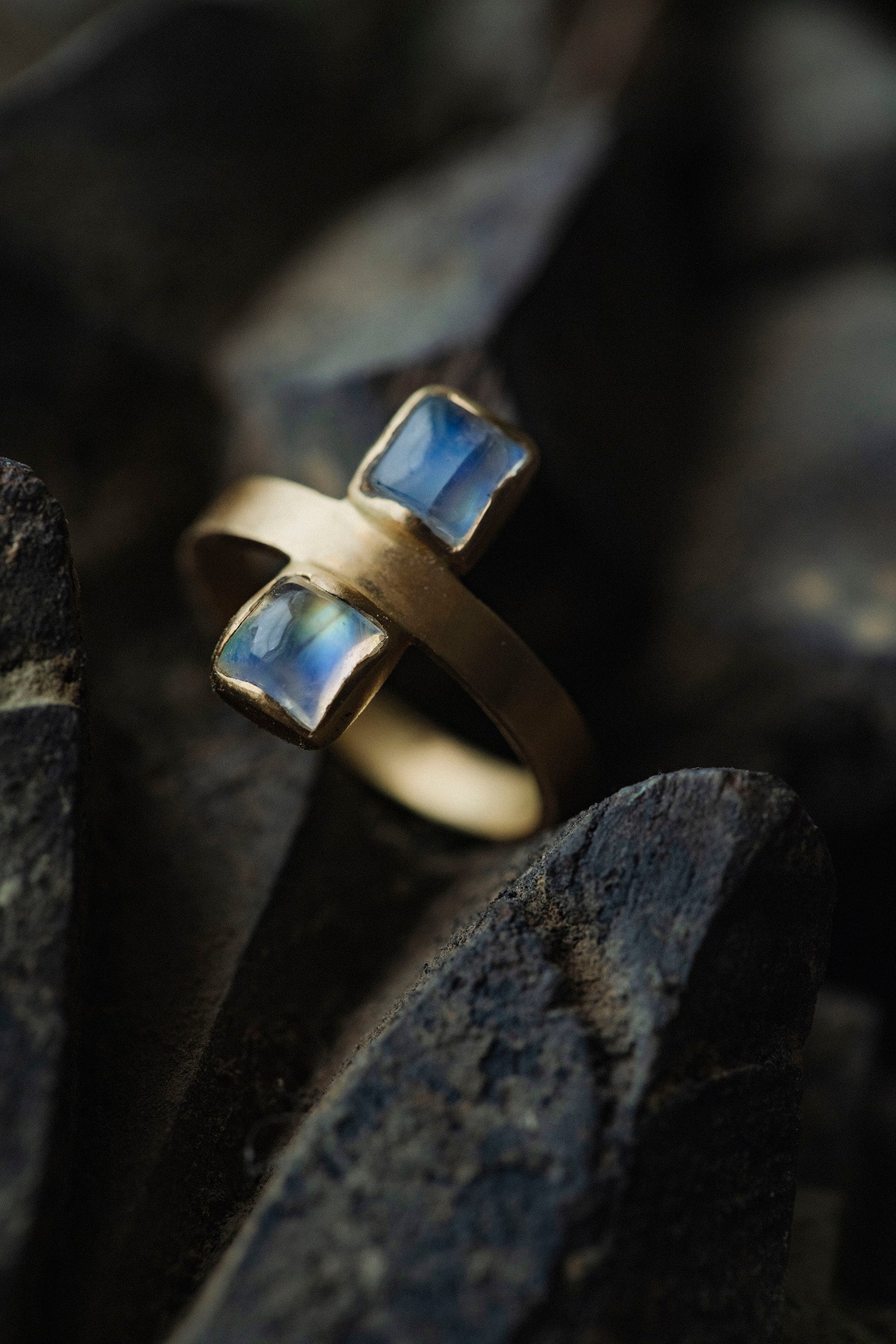 18K flat band ring ( rainbowmoonstone)