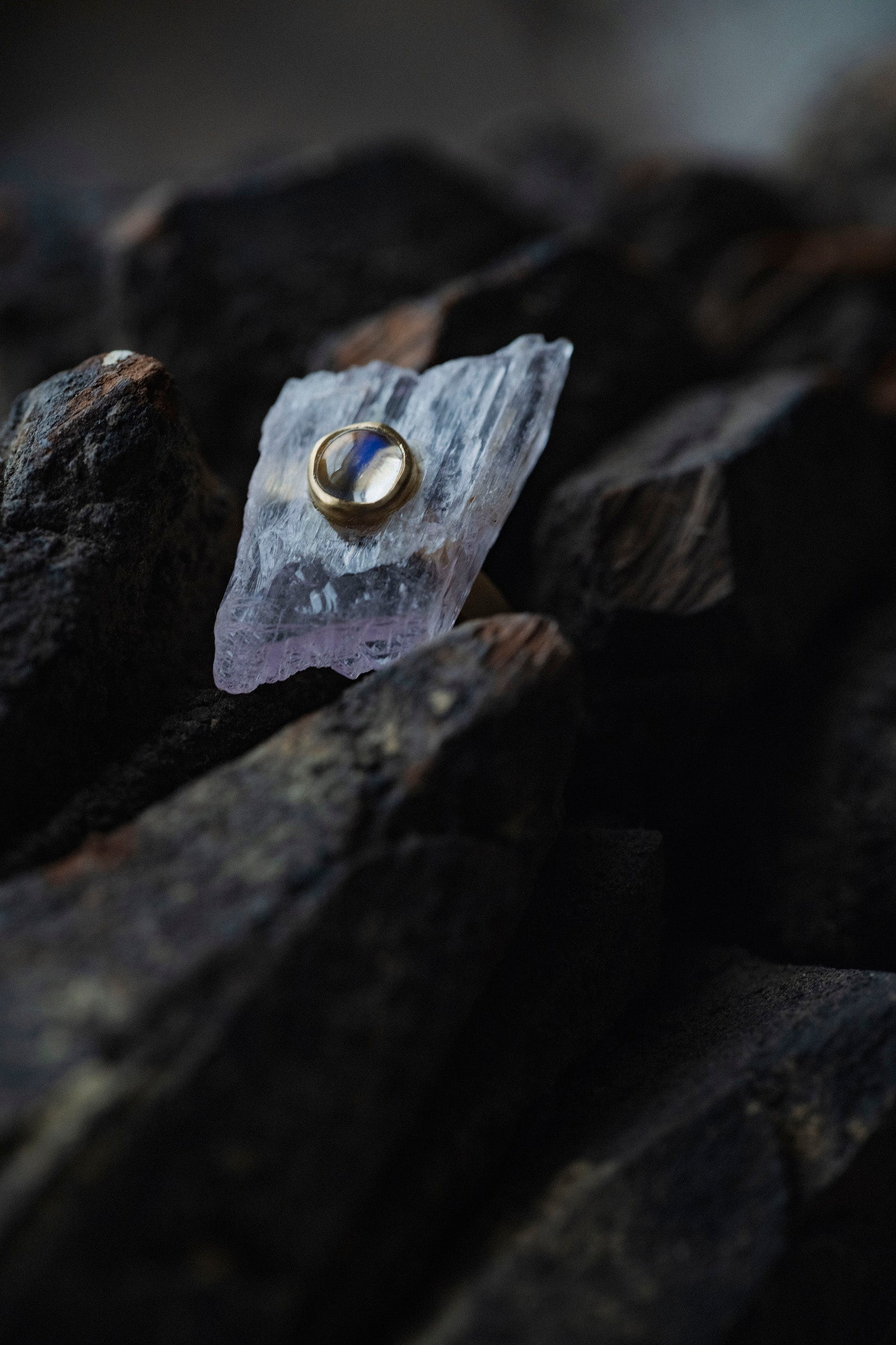 18K flat band ring ( rainbowmoonstone) + rough kunzit
