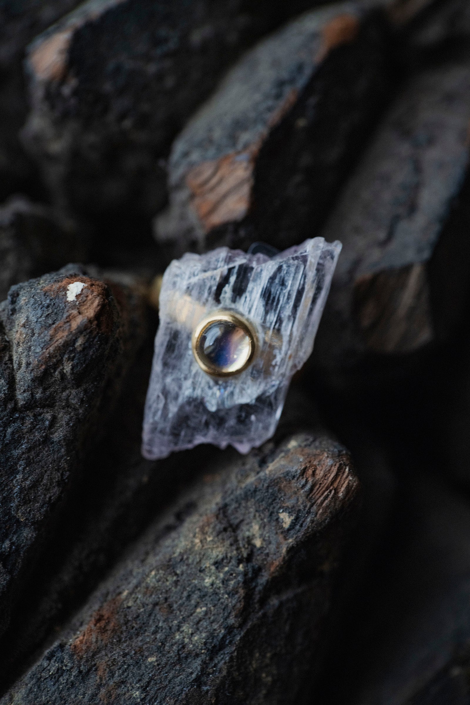 18K flat band ring ( rainbowmoonstone) + rough kunzit