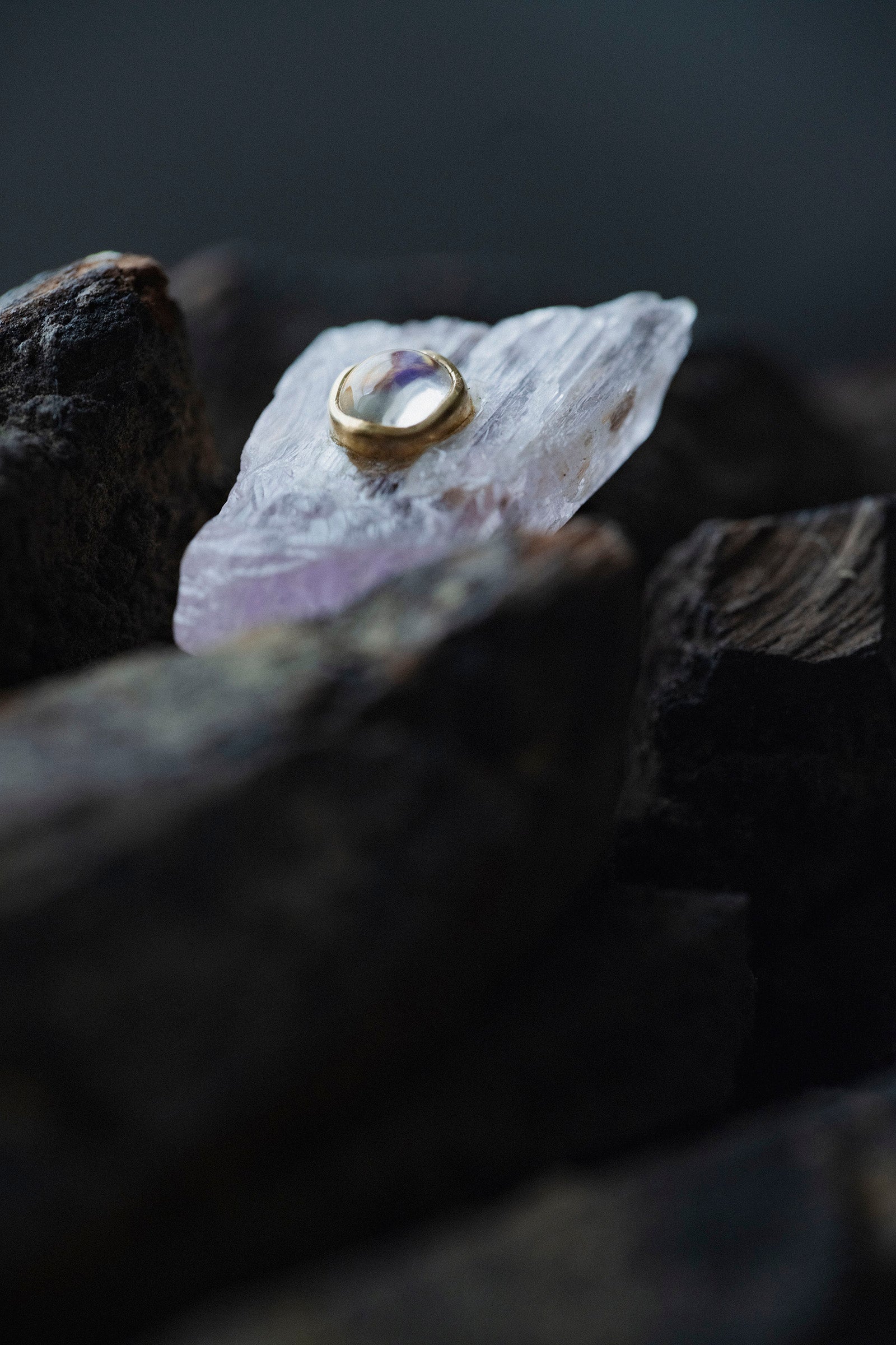 18K flat band ring ( rainbowmoonstone) + rough kunzit