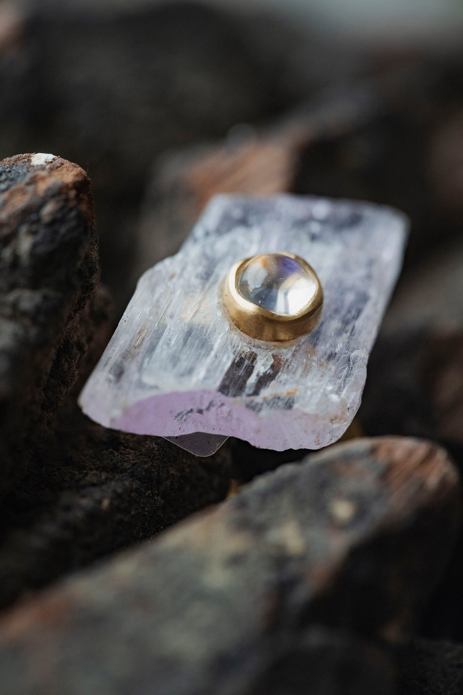 18K flat band ring ( rainbowmoonstone) + rough kunzit