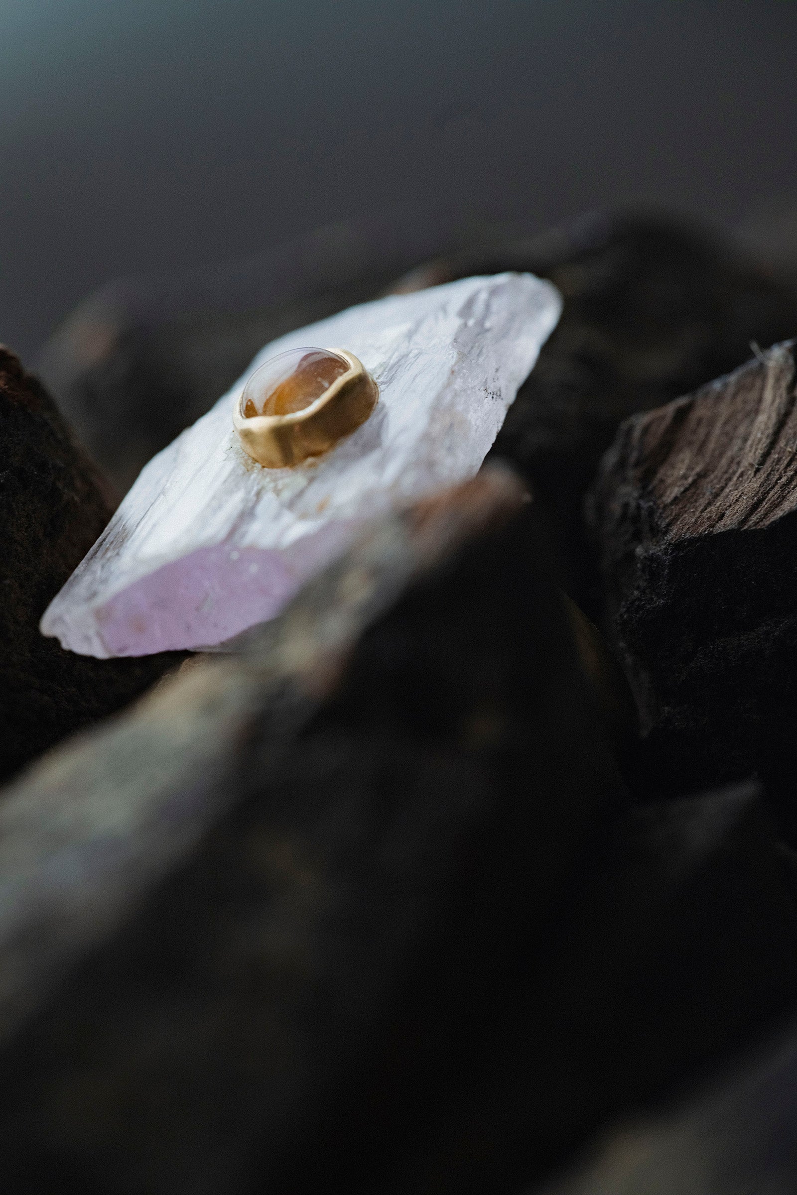 18K flat band ring ( rainbowmoonstone) + rough kunzit