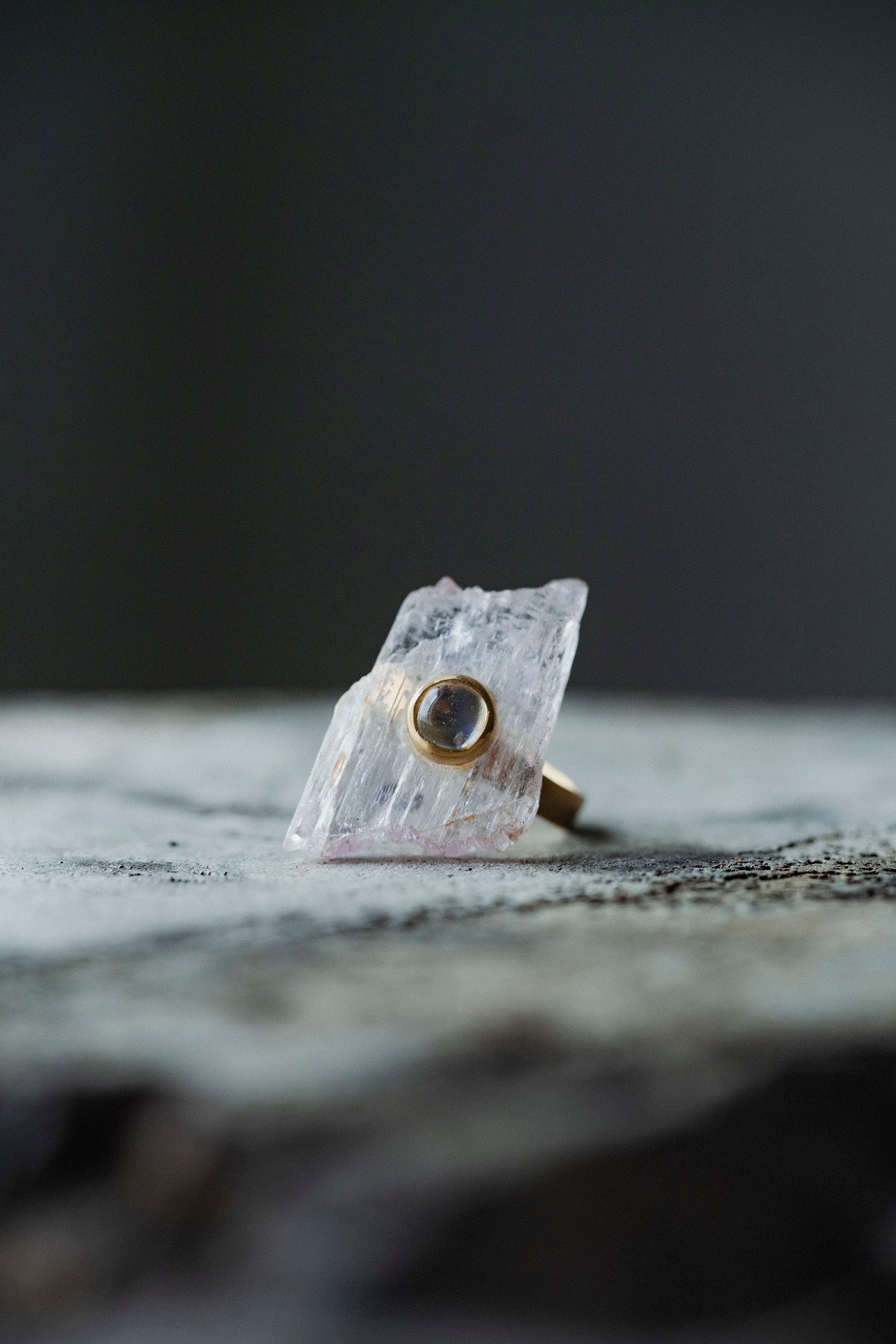 18K flat band ring ( rainbowmoonstone) + rough kunzit