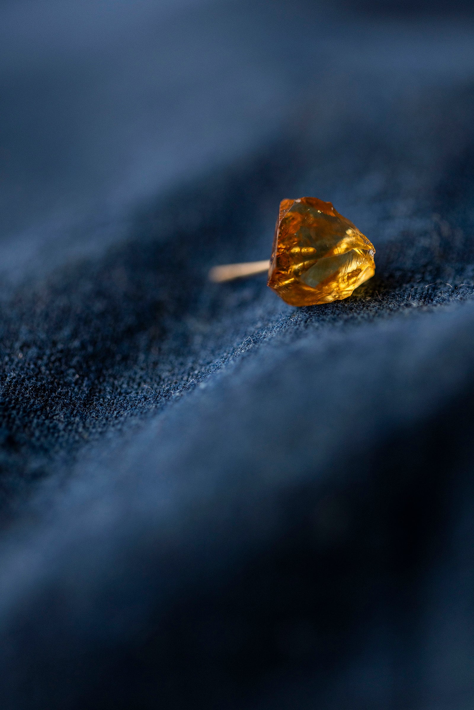 18K citrine  rough stone earring (single)