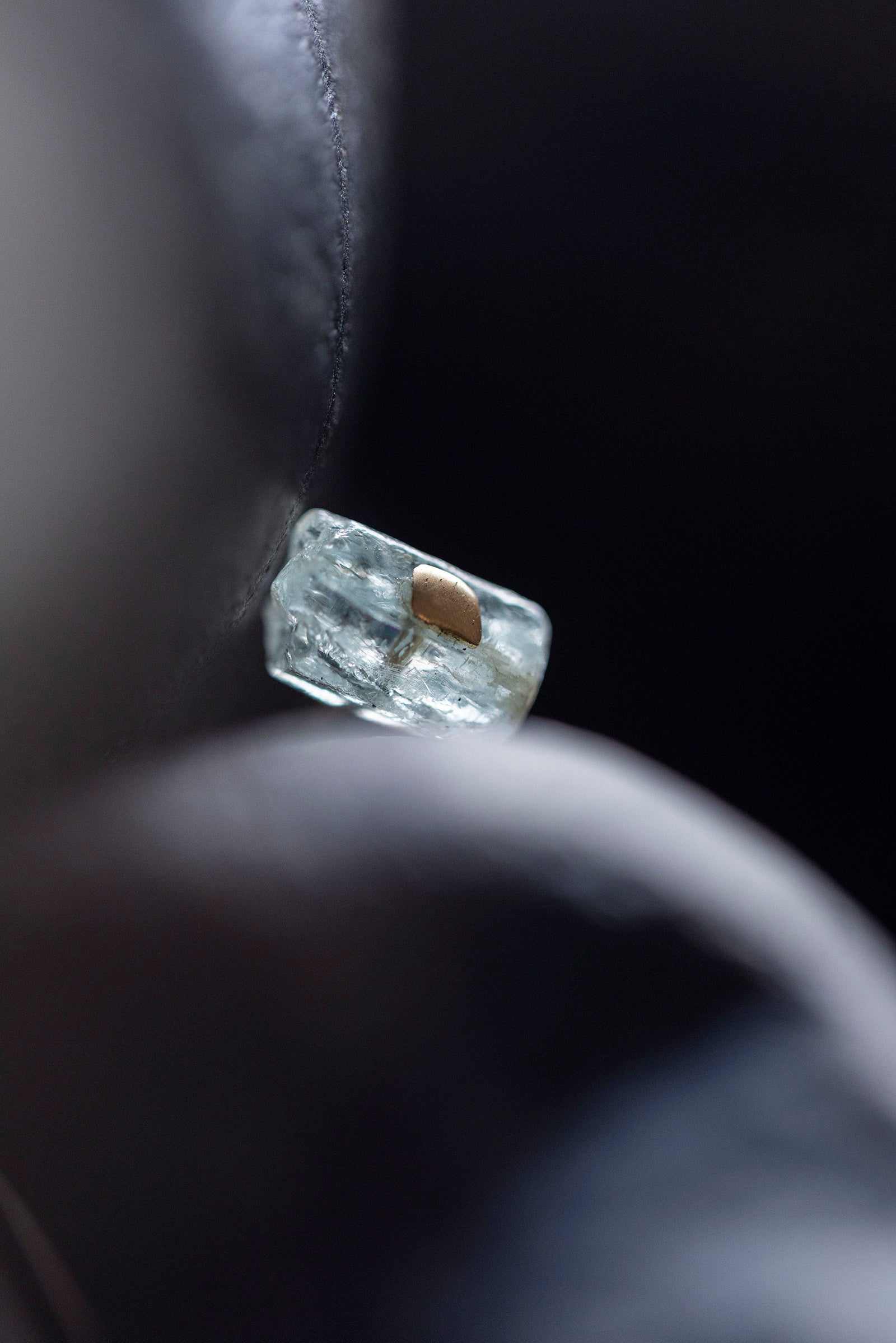 18K aquamarine  rough stone earring (single)