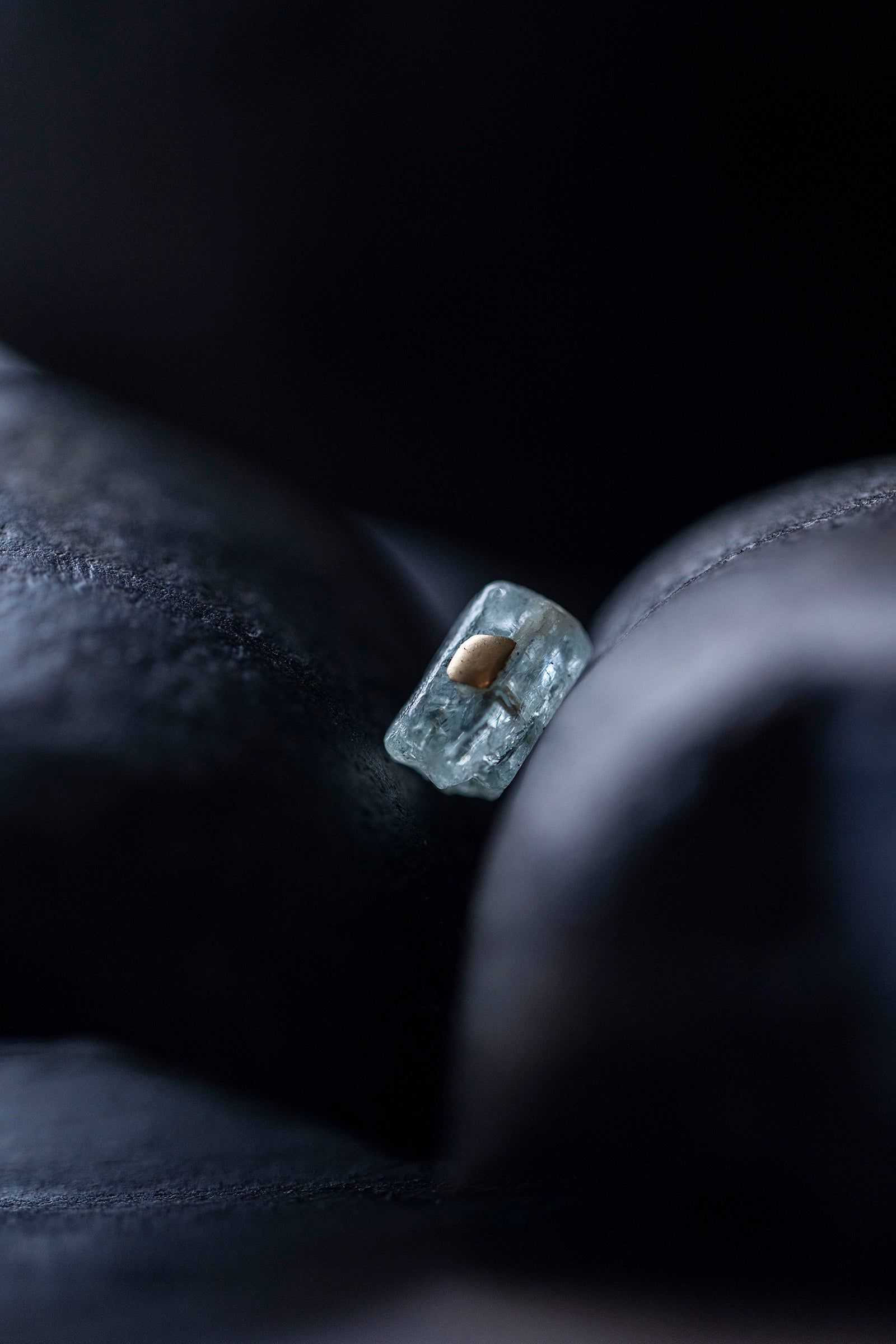 18K aquamarine  rough stone earring (single)