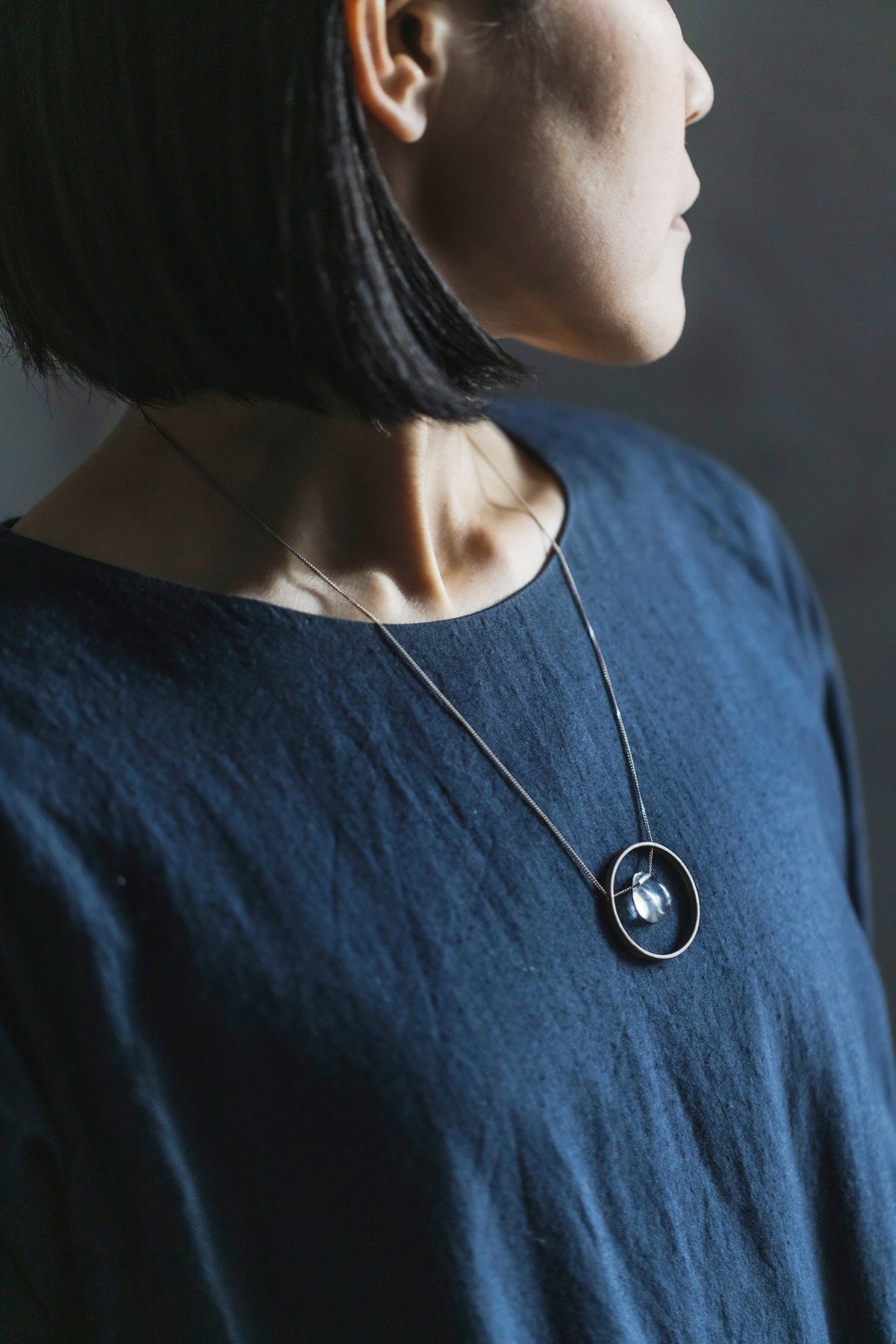 silver necklace silver circle top ( quartz )
