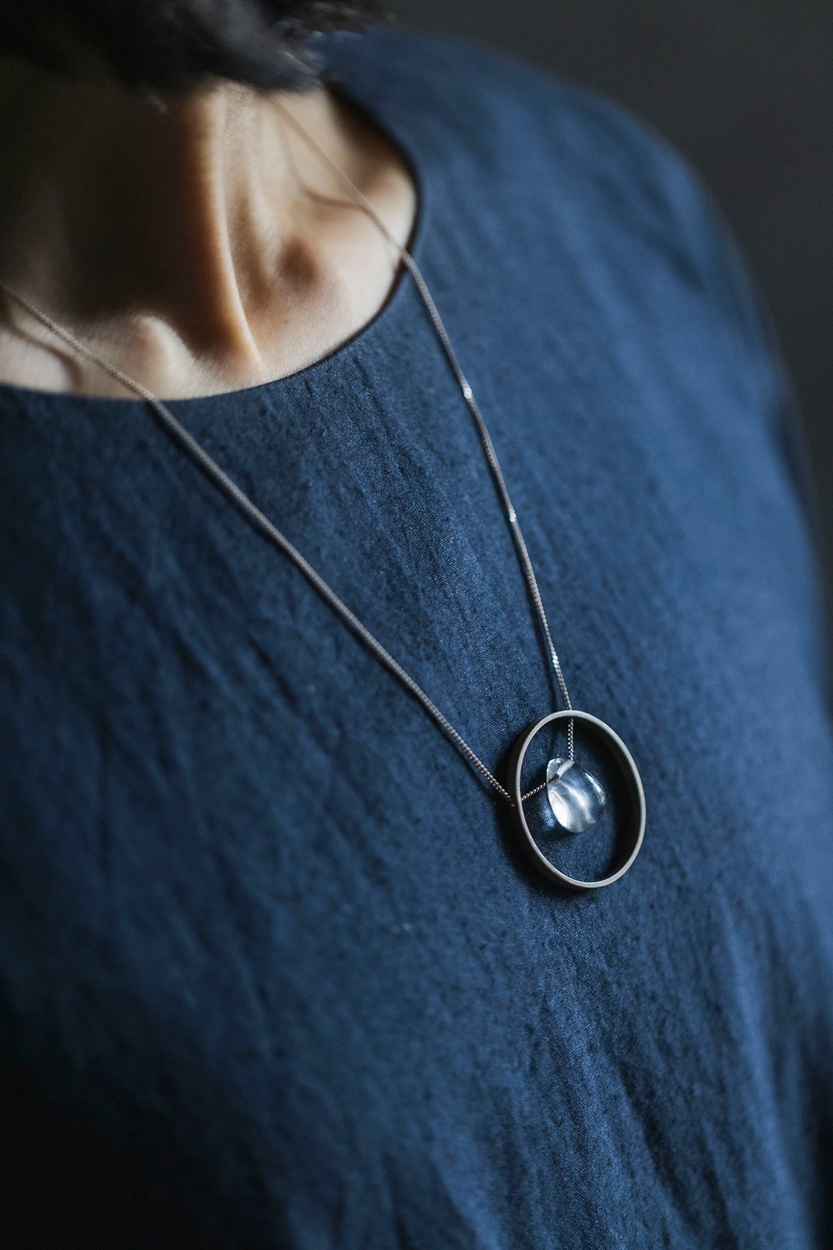 silver necklace silver circle top ( quartz )