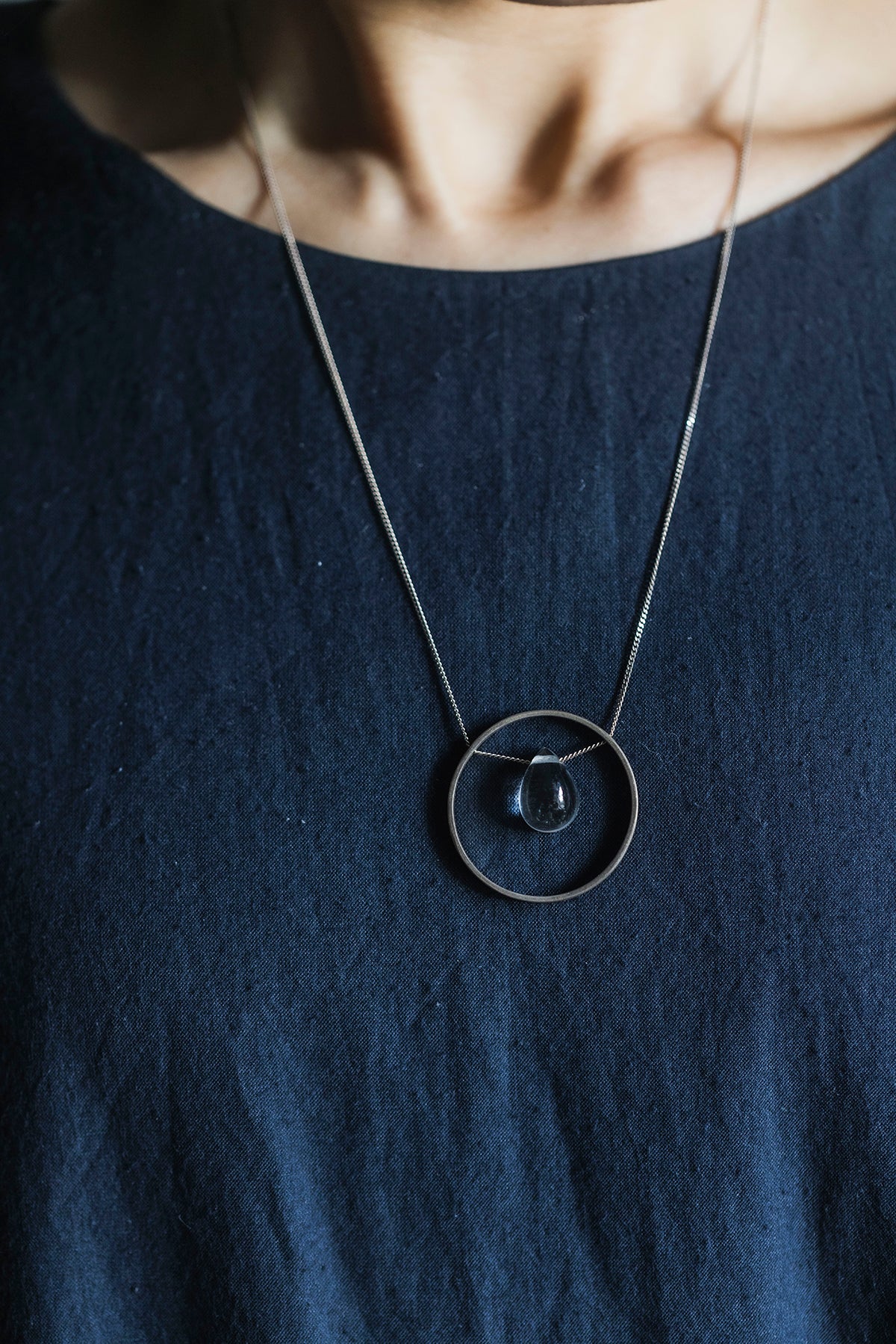 silver necklace silver circle top ( quartz )