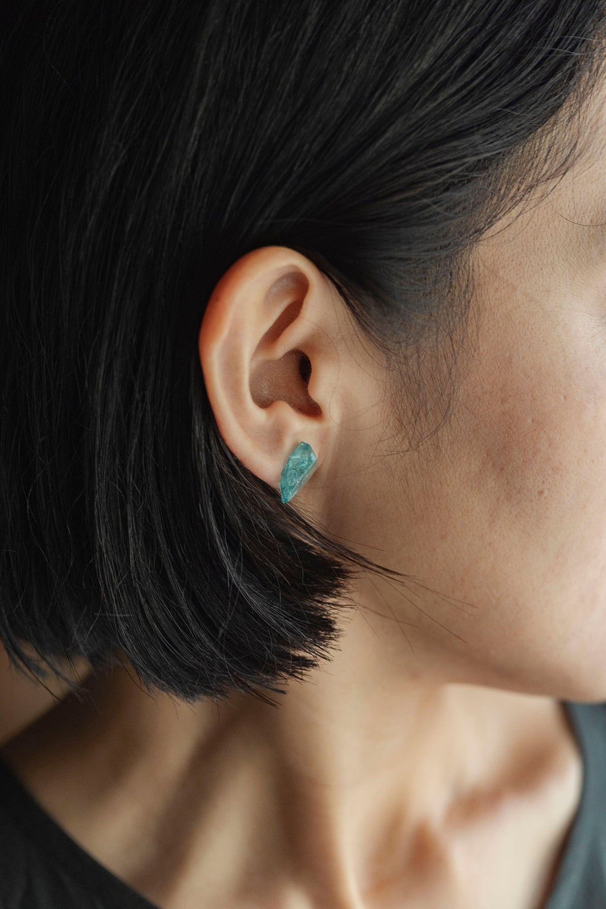 18K apatite rough stone earring (single)