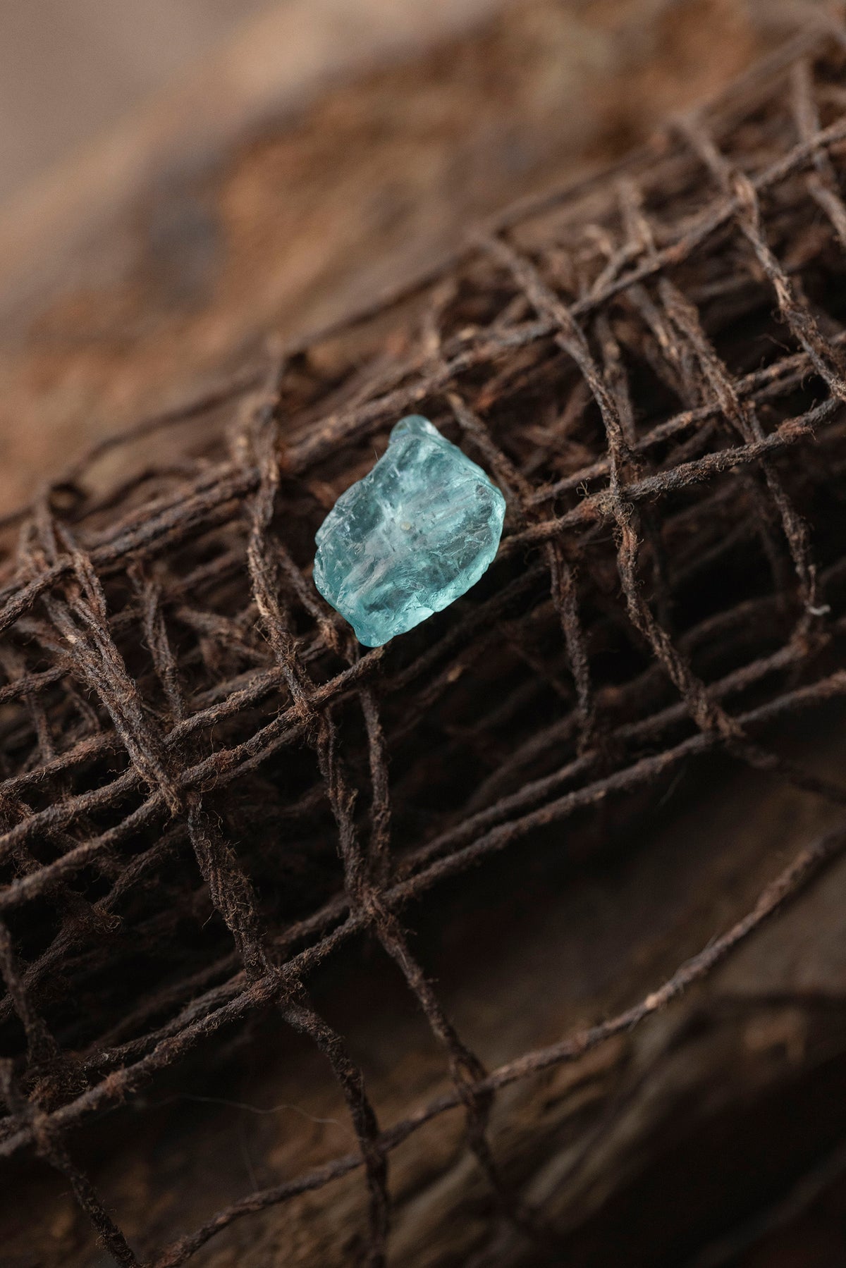 18K apatite rough stone earring (single)