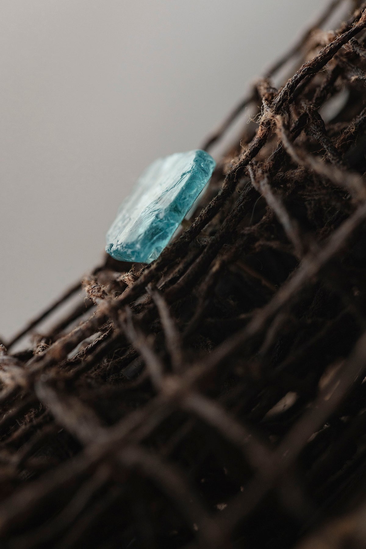18K apatite rough stone earring (single)