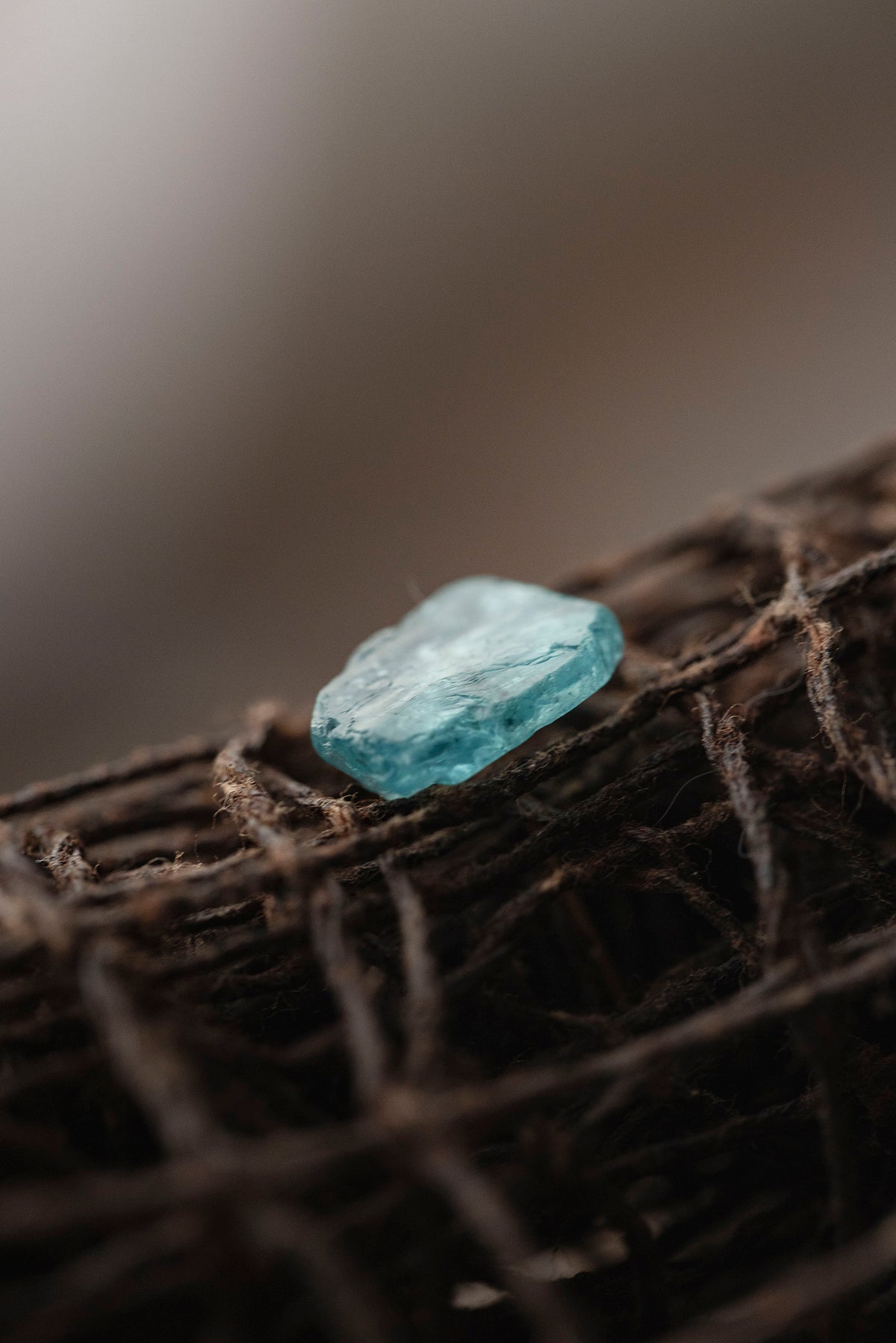 18K apatite rough stone earring (single)
