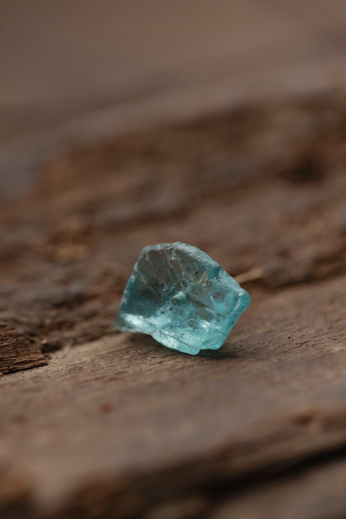 18K apatite rough stone earring (single)