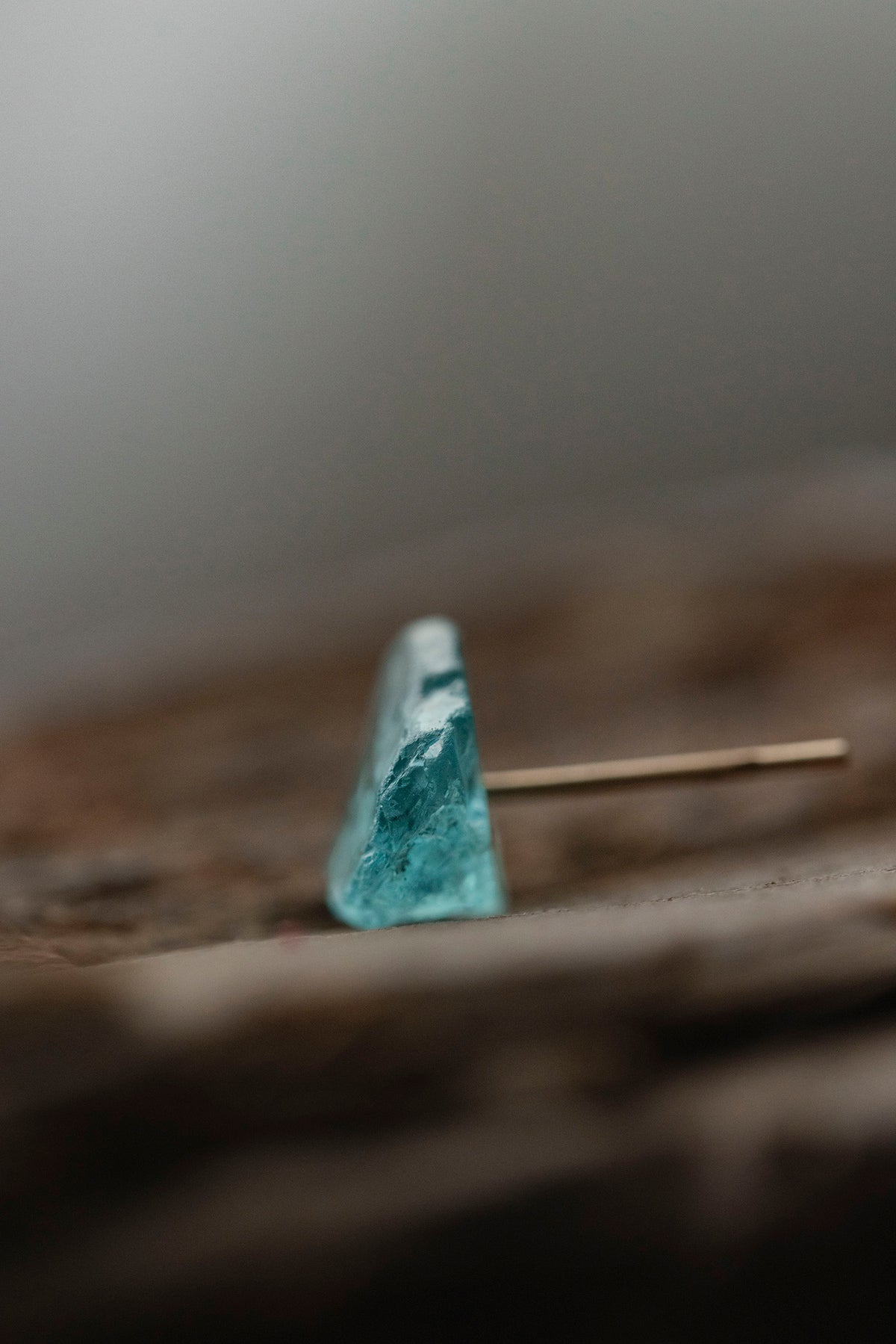 18K apatite rough stone earring (single)