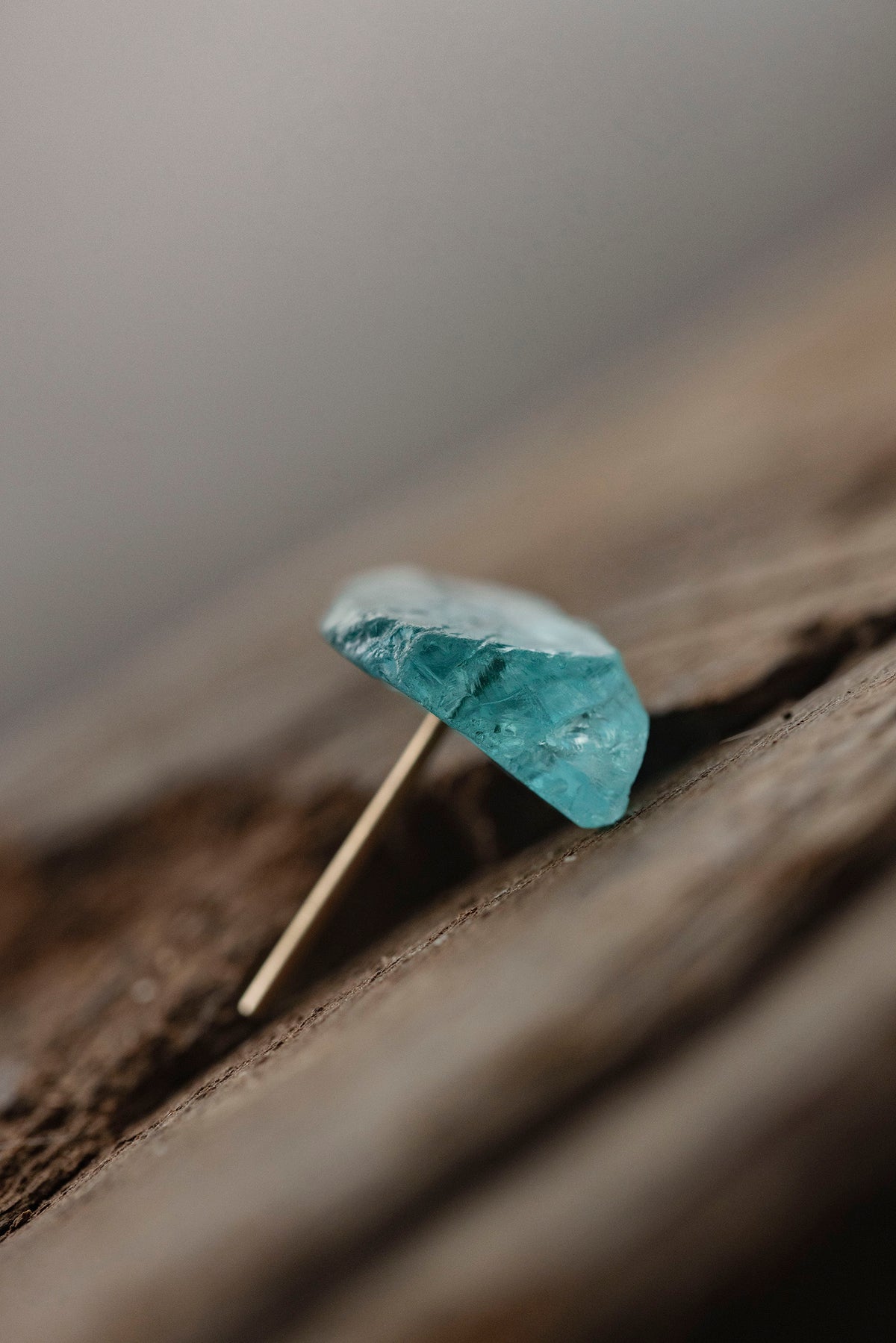 18K apatite rough stone earring (single)