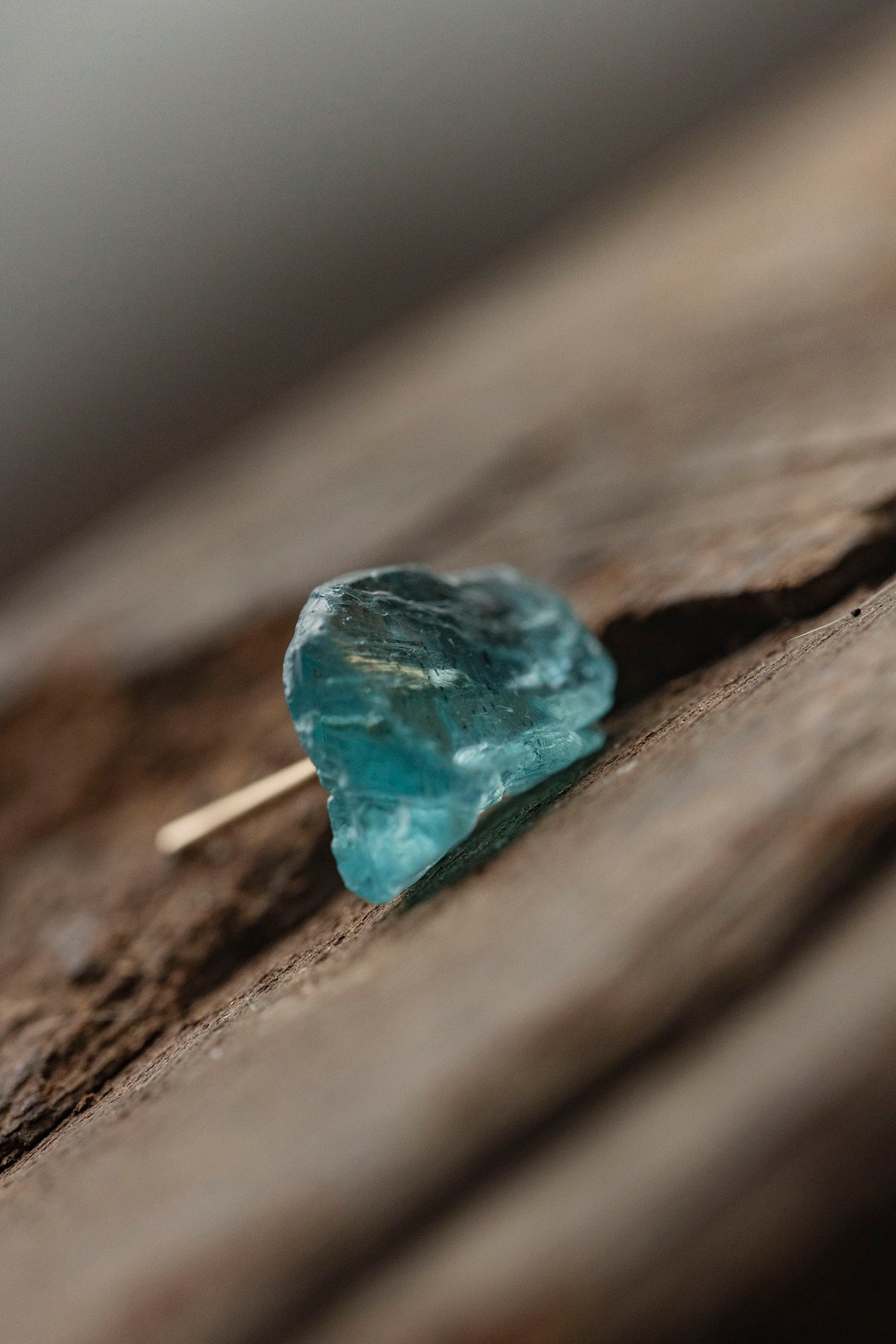 18K apatite rough stone earring (single)