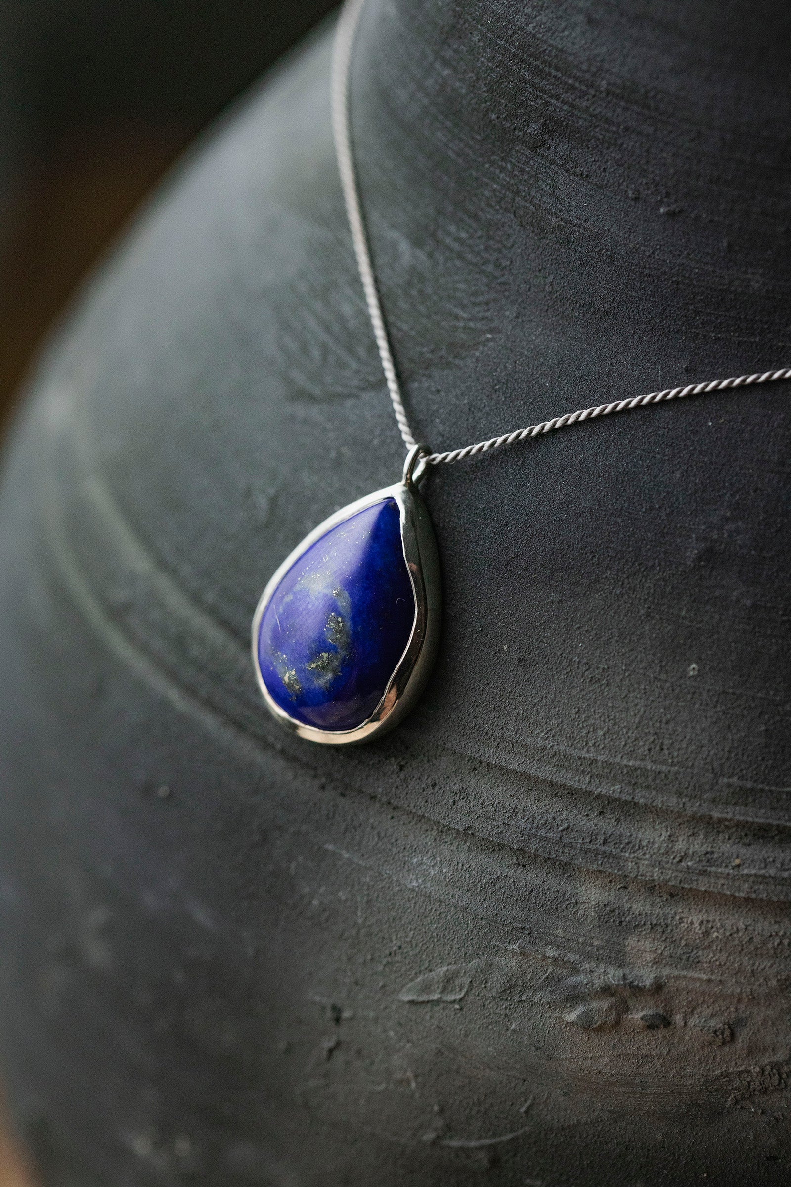 silk cord necklace silver top ( lapis lazuli )