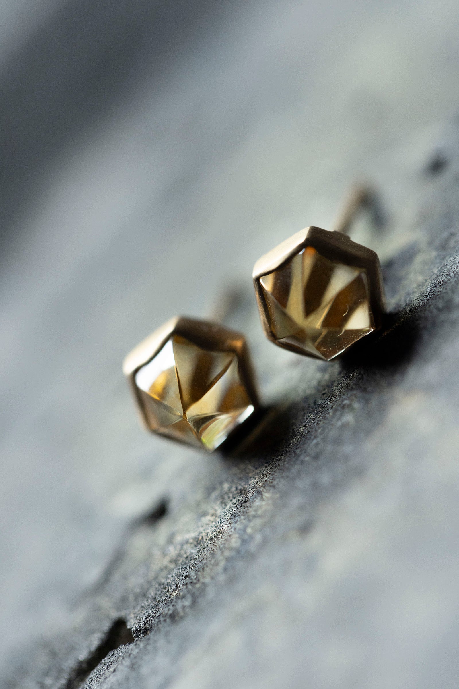 18K  hexagon  earrings (pair)
