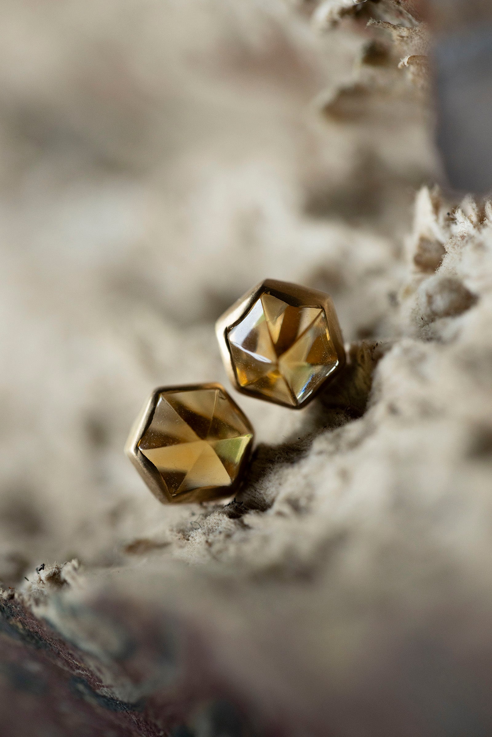 18K  hexagon  earrings (pair)