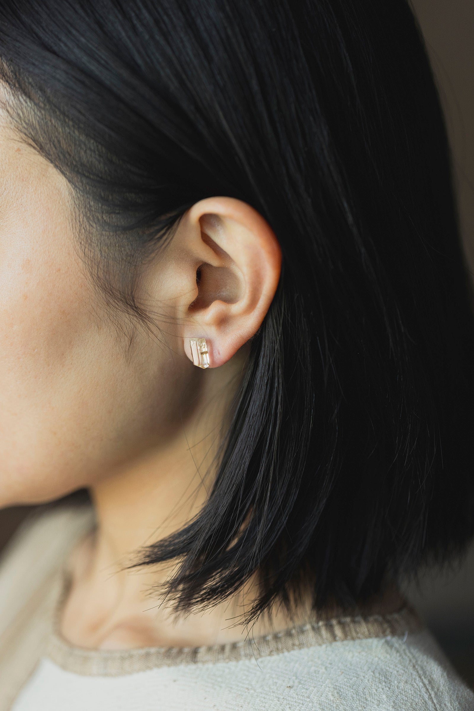 18K topaz  rough stone earring (single)