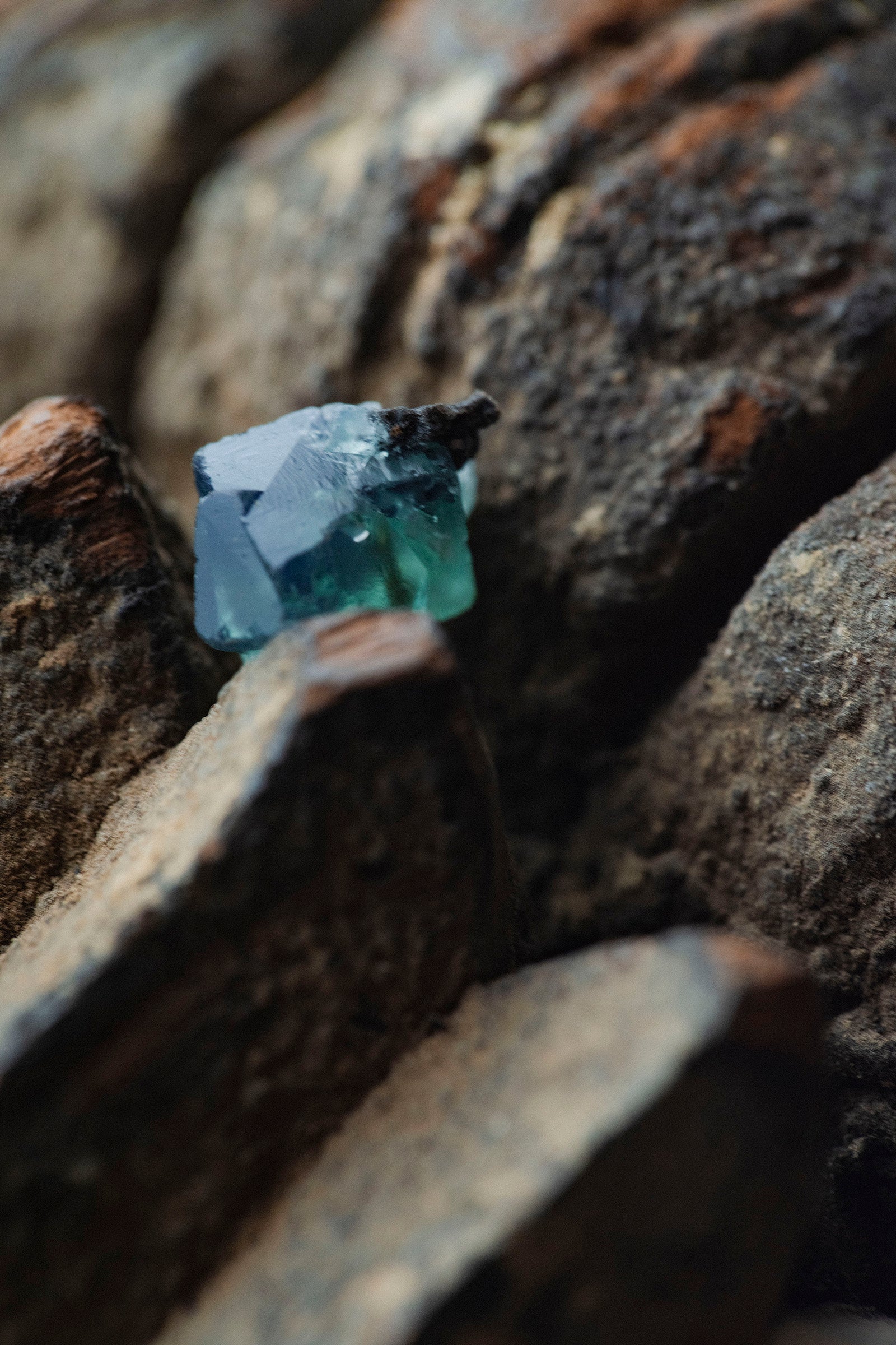 18K  fluorite  rough stone earring (single)-1