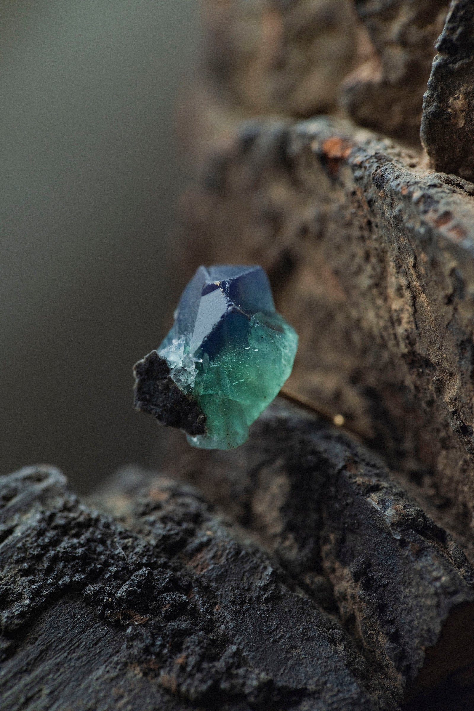 18K  fluorite  rough stone earring (single)-1