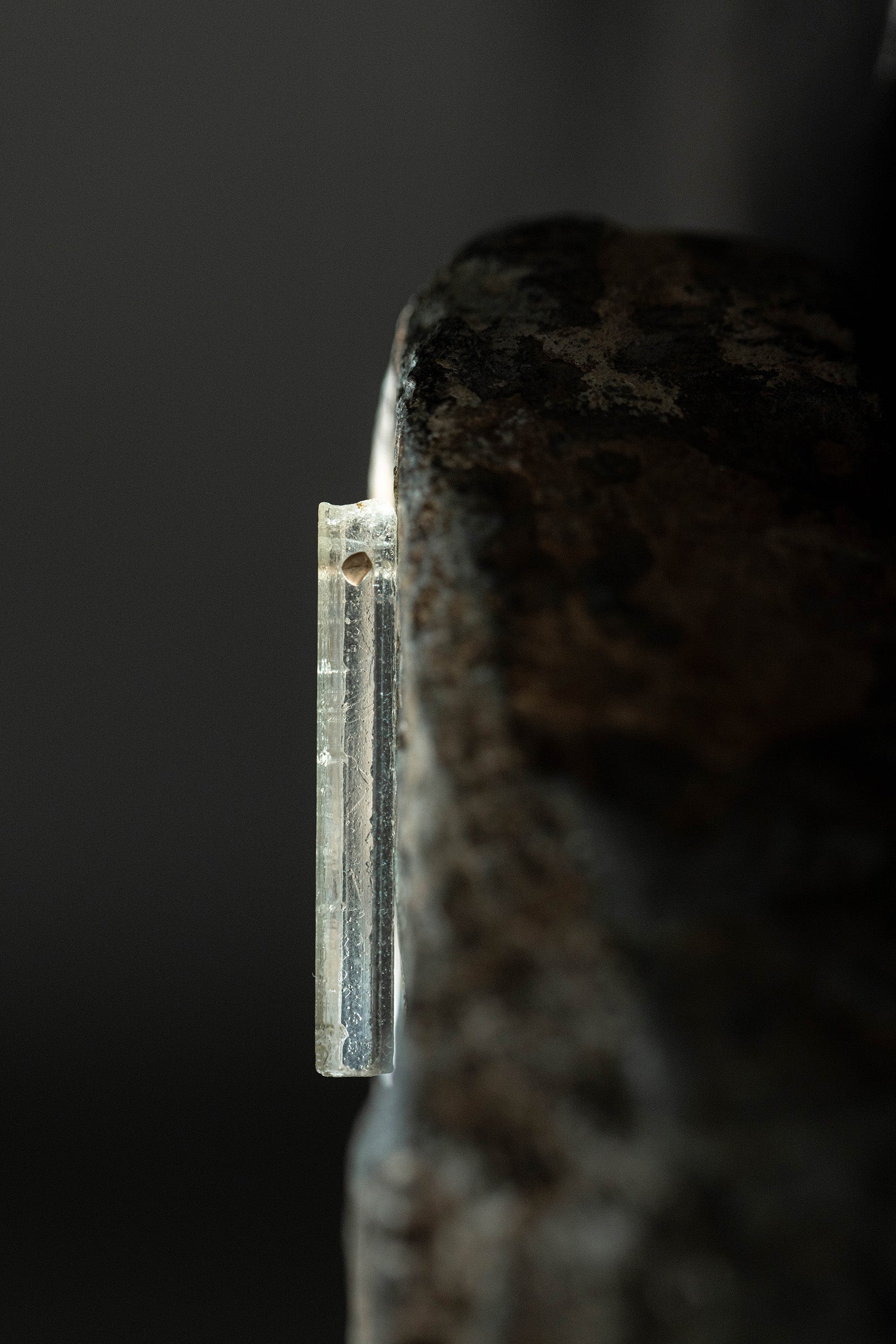 18K aquamarine rough stone earring (single)