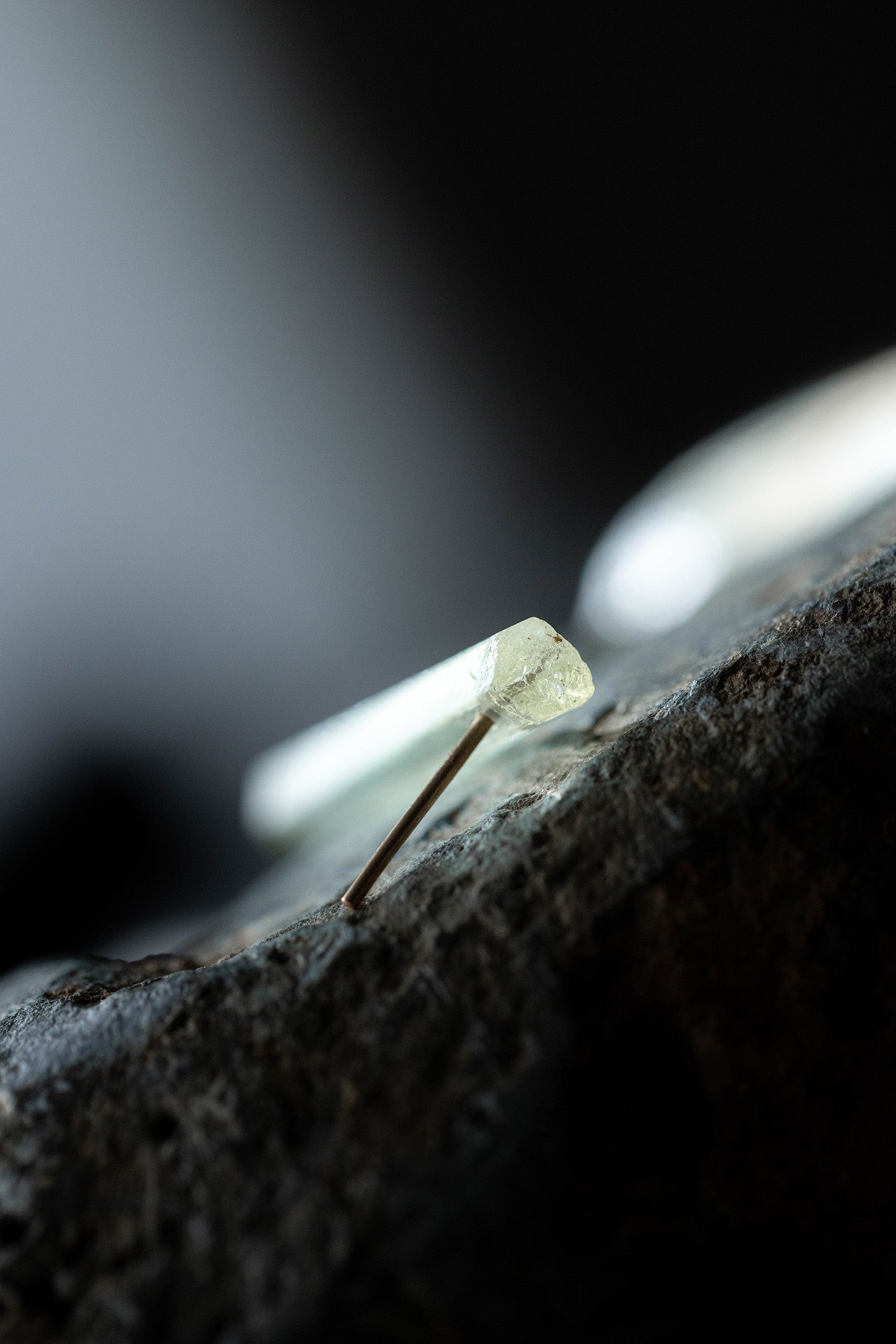 18K aquamarine rough stone earring (single)