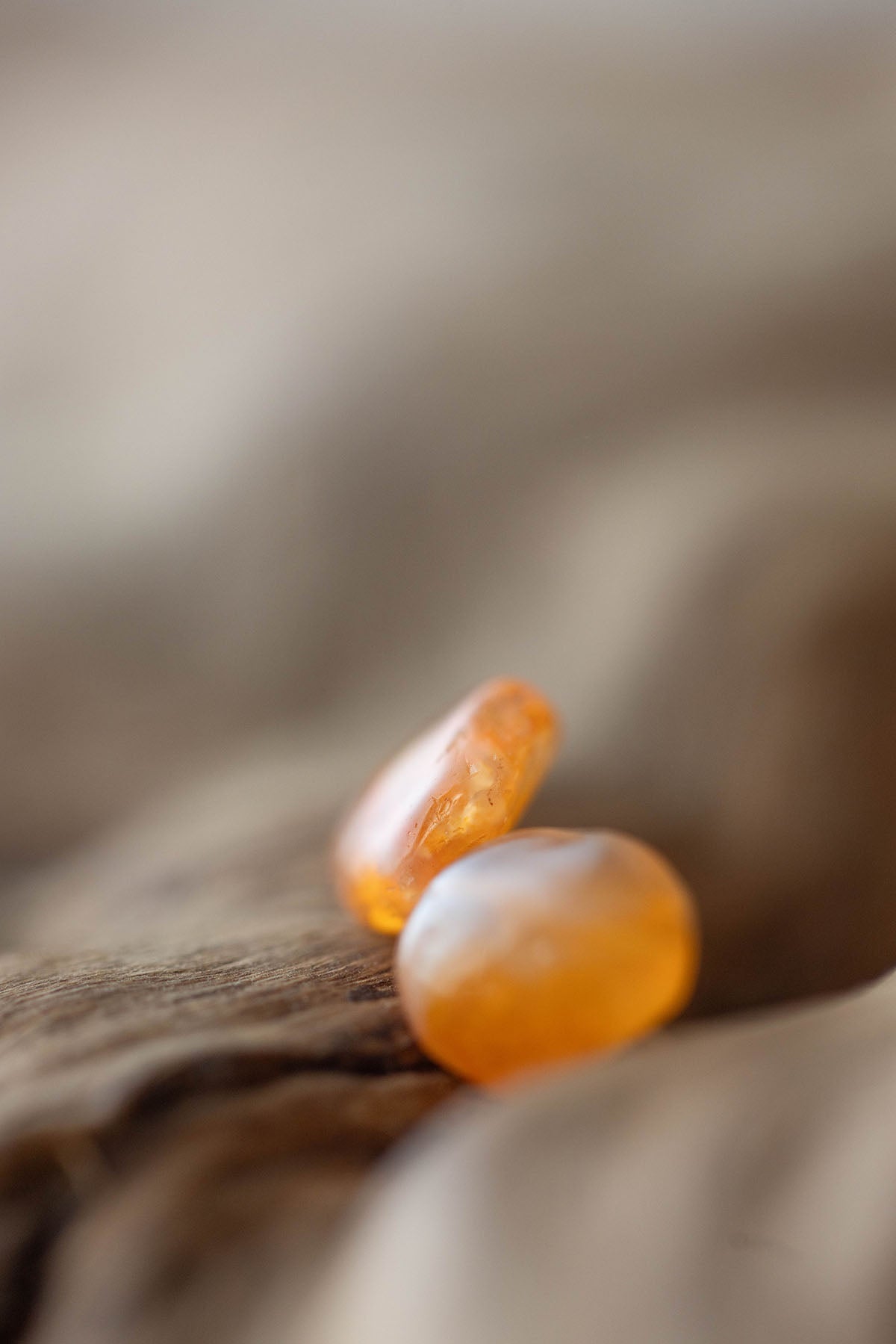 18K carnelian rough stone earrings (pair)