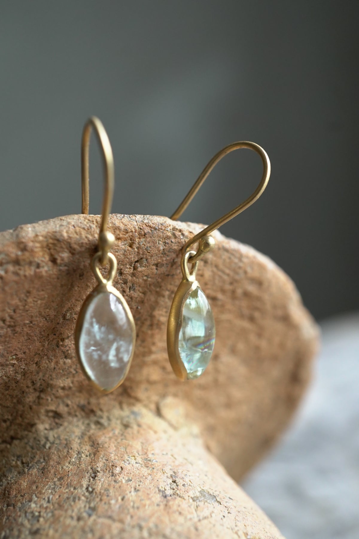 18K  hook earrings (pair)