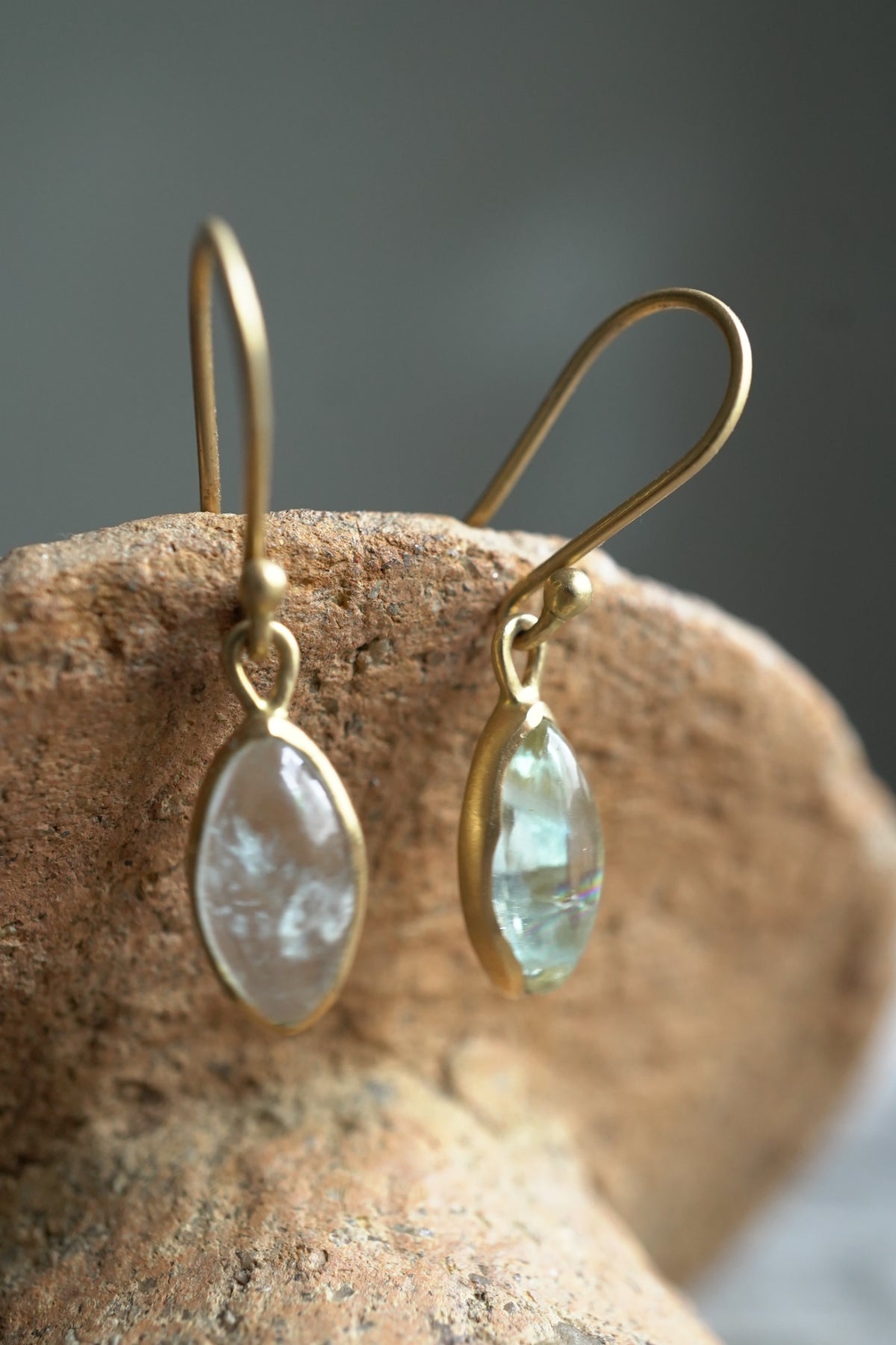 18K  hook earrings (pair)