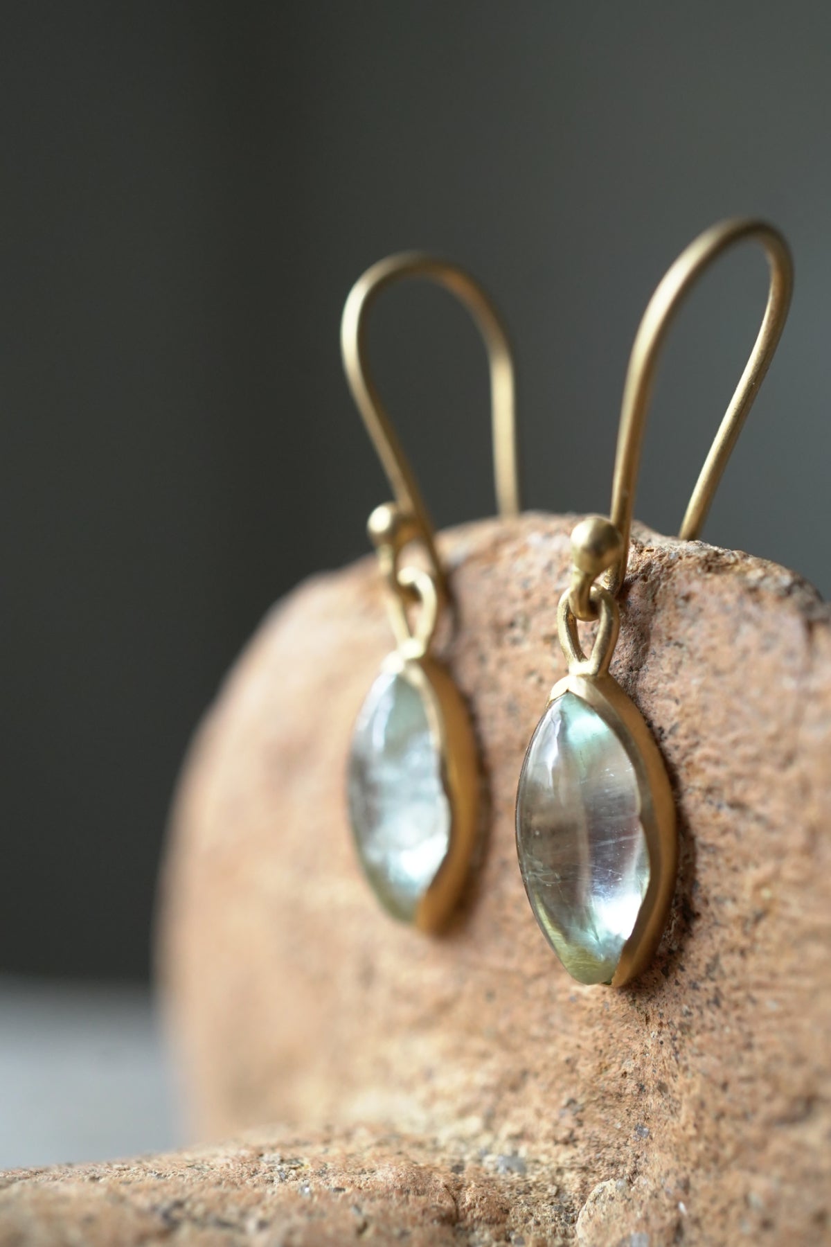 18K  hook earrings (pair)