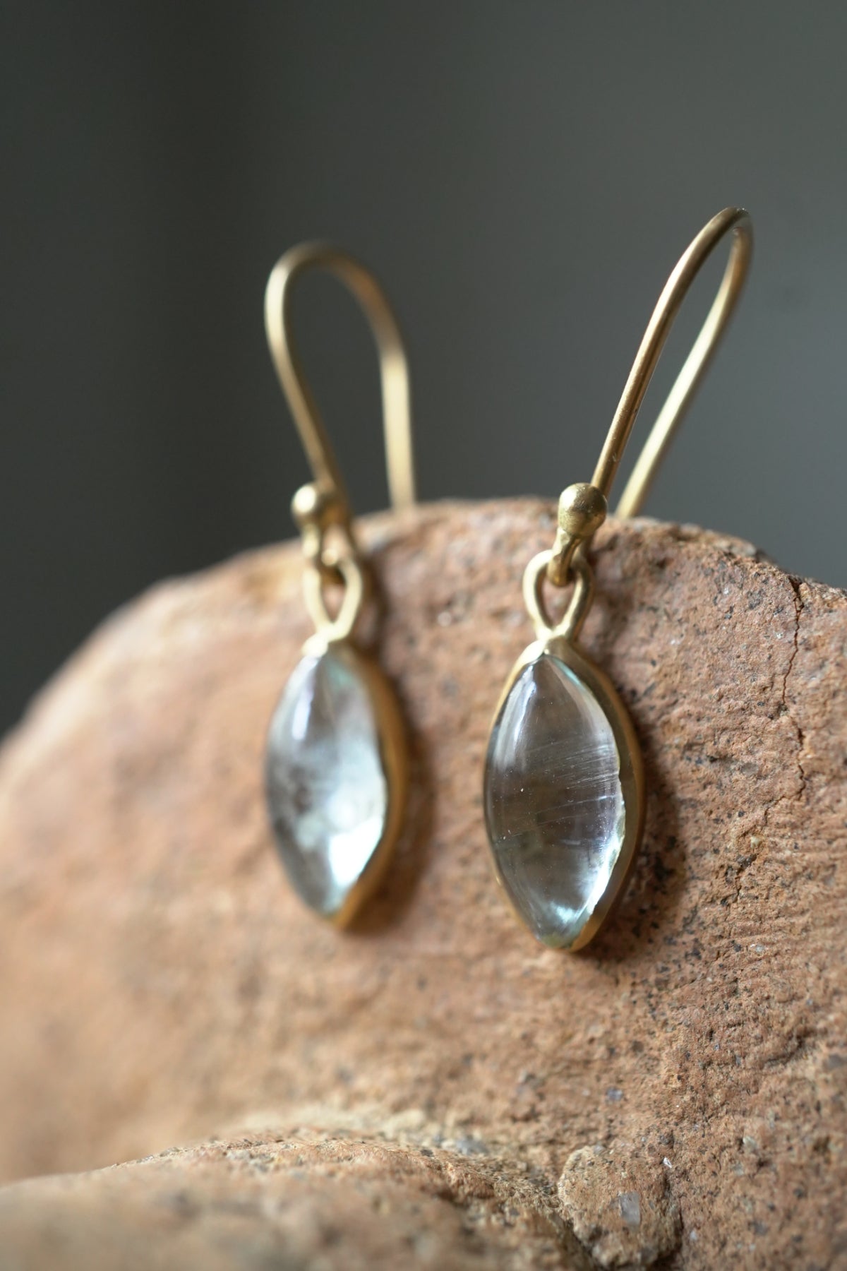 18K  hook earrings (pair)