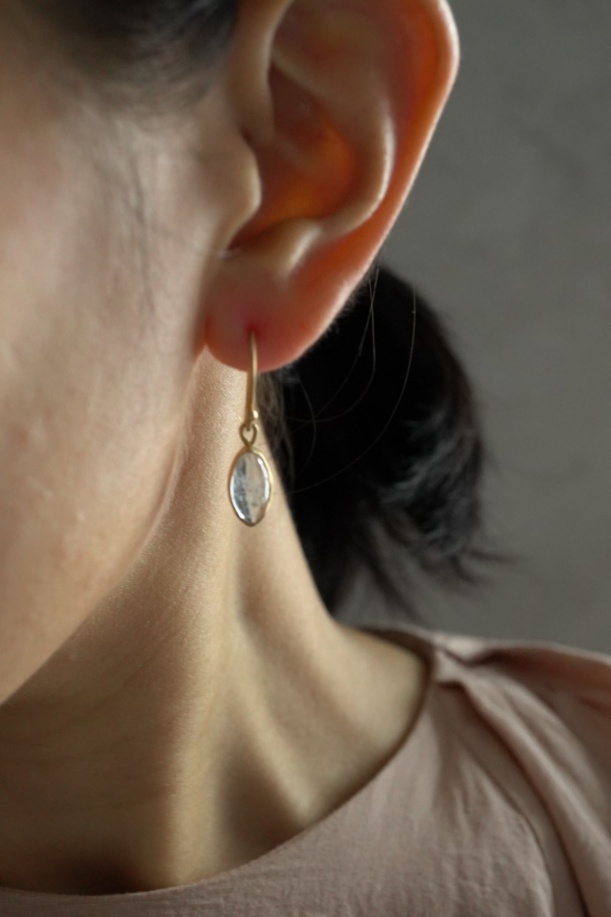 18K  hook earrings (pair)